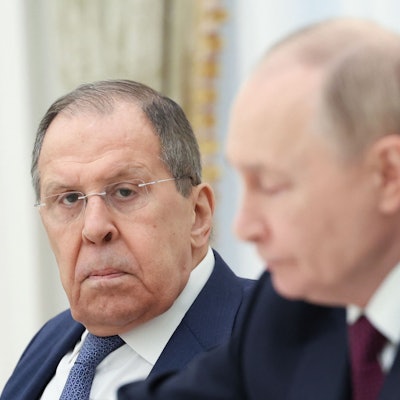 Sergej Lawrow zusammen mit Kremlchef Wladimir Putin. Russlands Außenminister hat sich mit Nazi-Vergleichen zu Friedrich Merz, Emmanuel Macron und der Ukraine geäußert. (Archivbild)