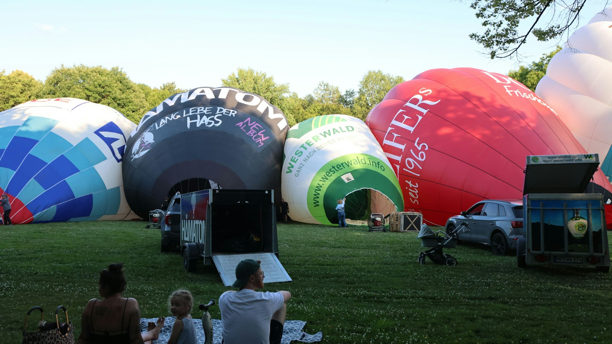 Vier Heißluftballone liegen auf dem Boden.