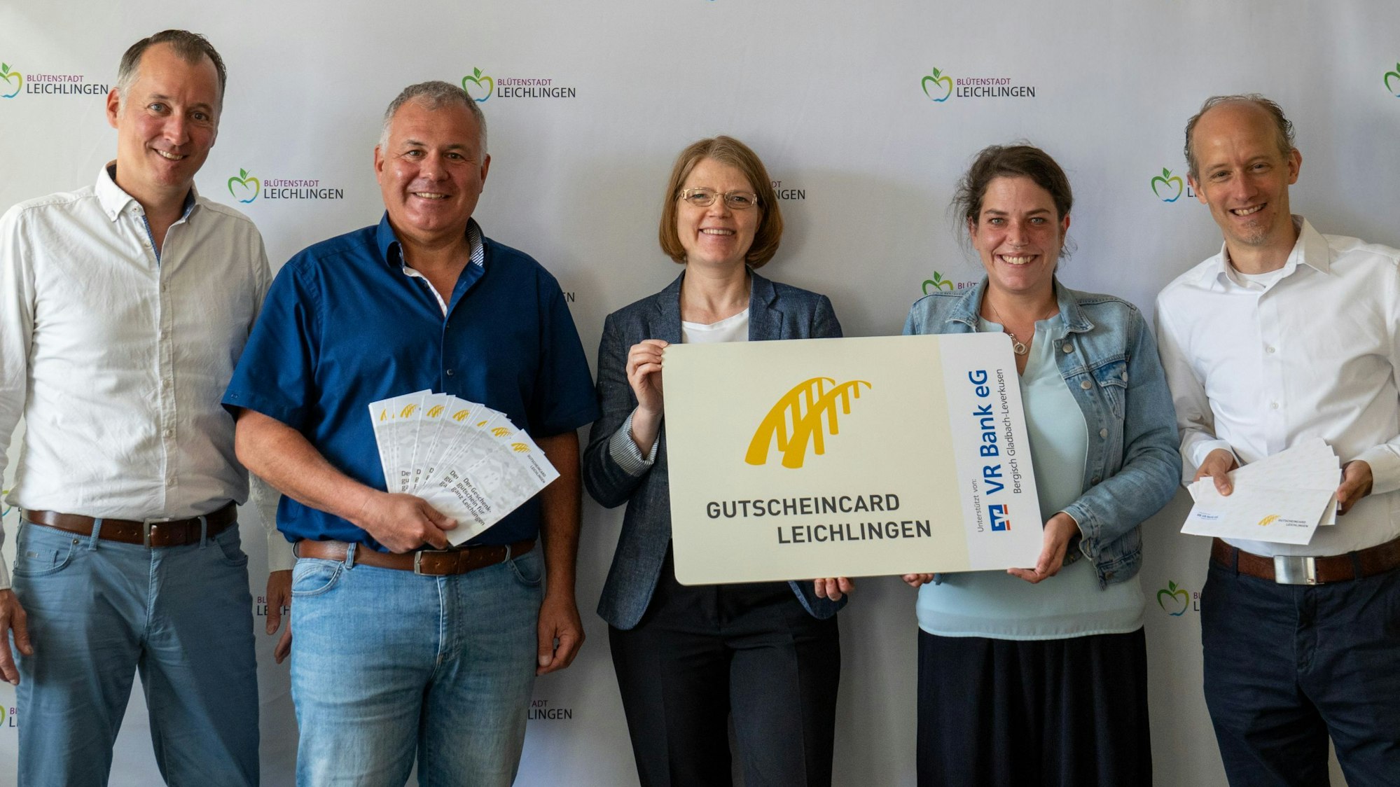 Menschen mit Gutscheincard