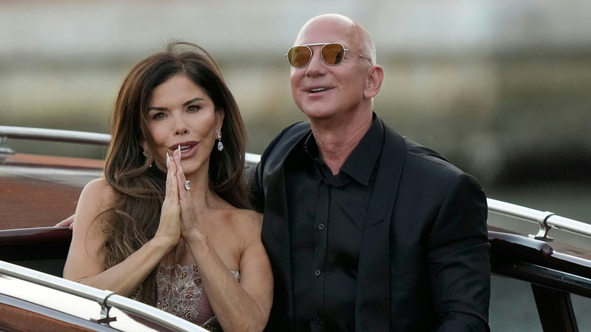 Lauren Sánchez Bezos und Jeff Bezos verlassen des Hotels Aman während der Hochzeitsfeierlichkeiten in Venedig.