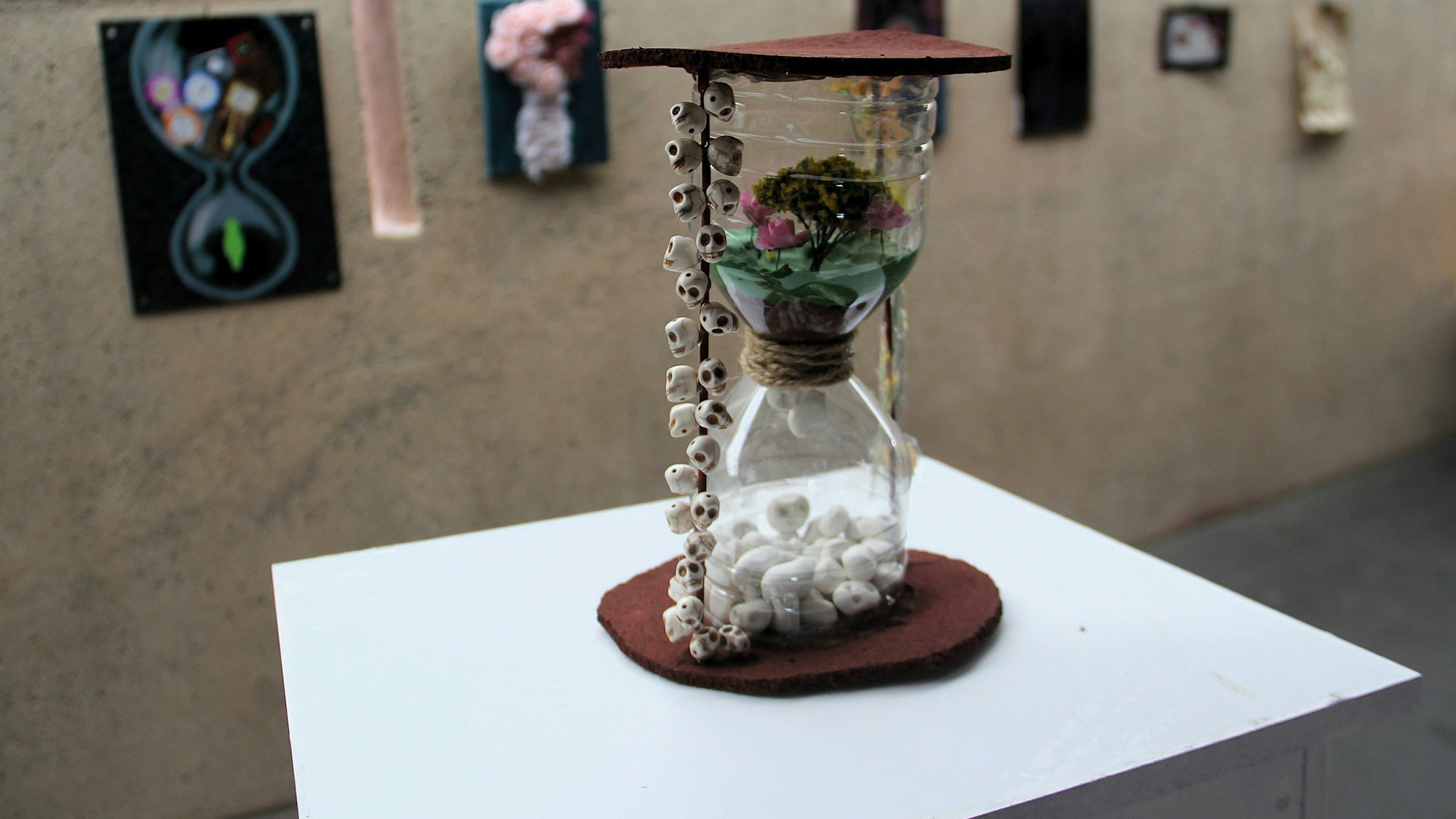 Eine selbst gebaute Sanduhr ist zu sehen.