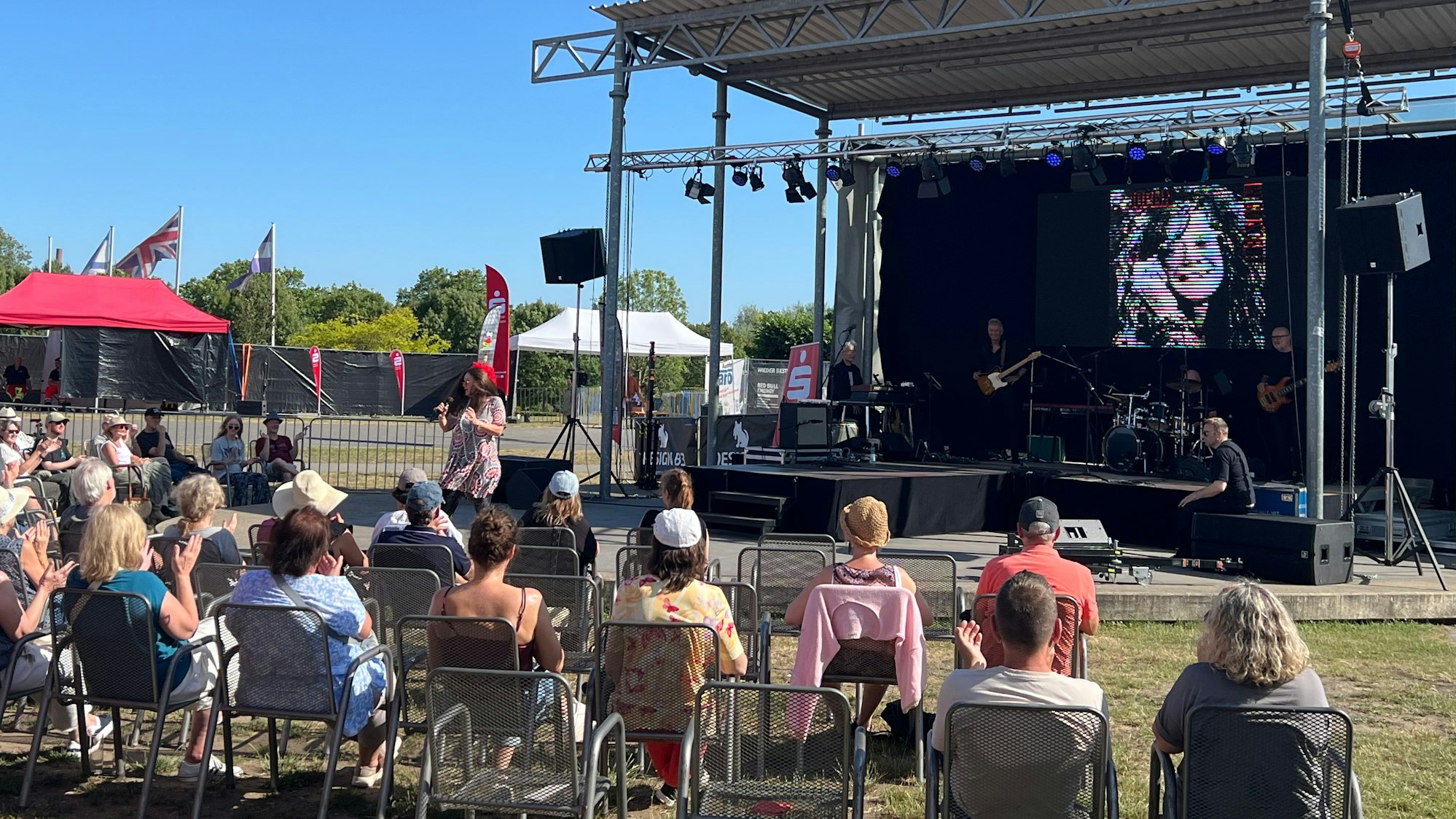 Sängerin auf einer Bühne