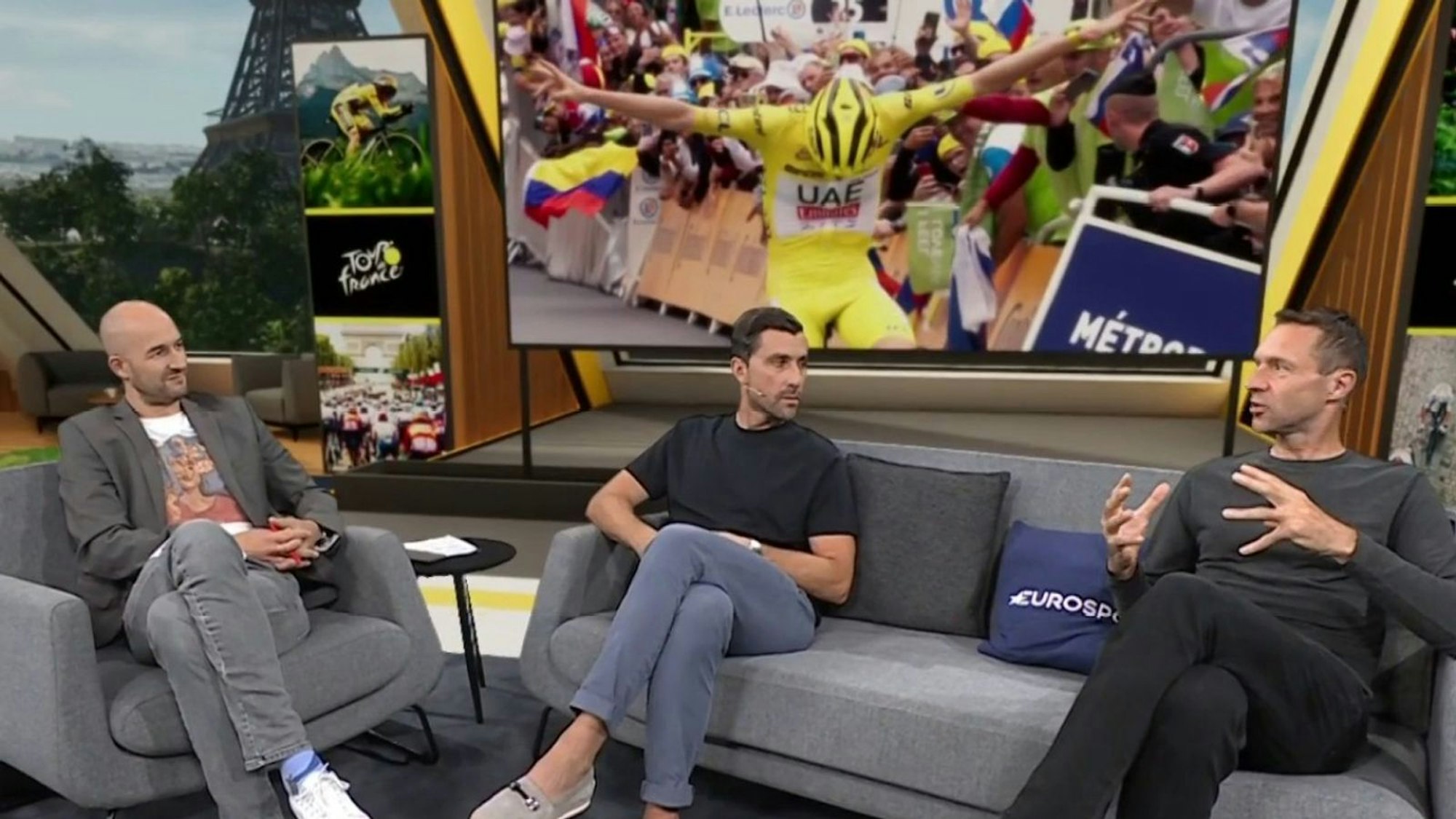 Im „Velo Club“ bei Eurosport wird jede Etappe der Tour de France aufgearbeitet. Hier diskutierten 2024 (von links) Moderator David Marcour und die Eurosport-Experten Bernhard Eisel sowie Jens Voigt. (Bild: Eurosport)