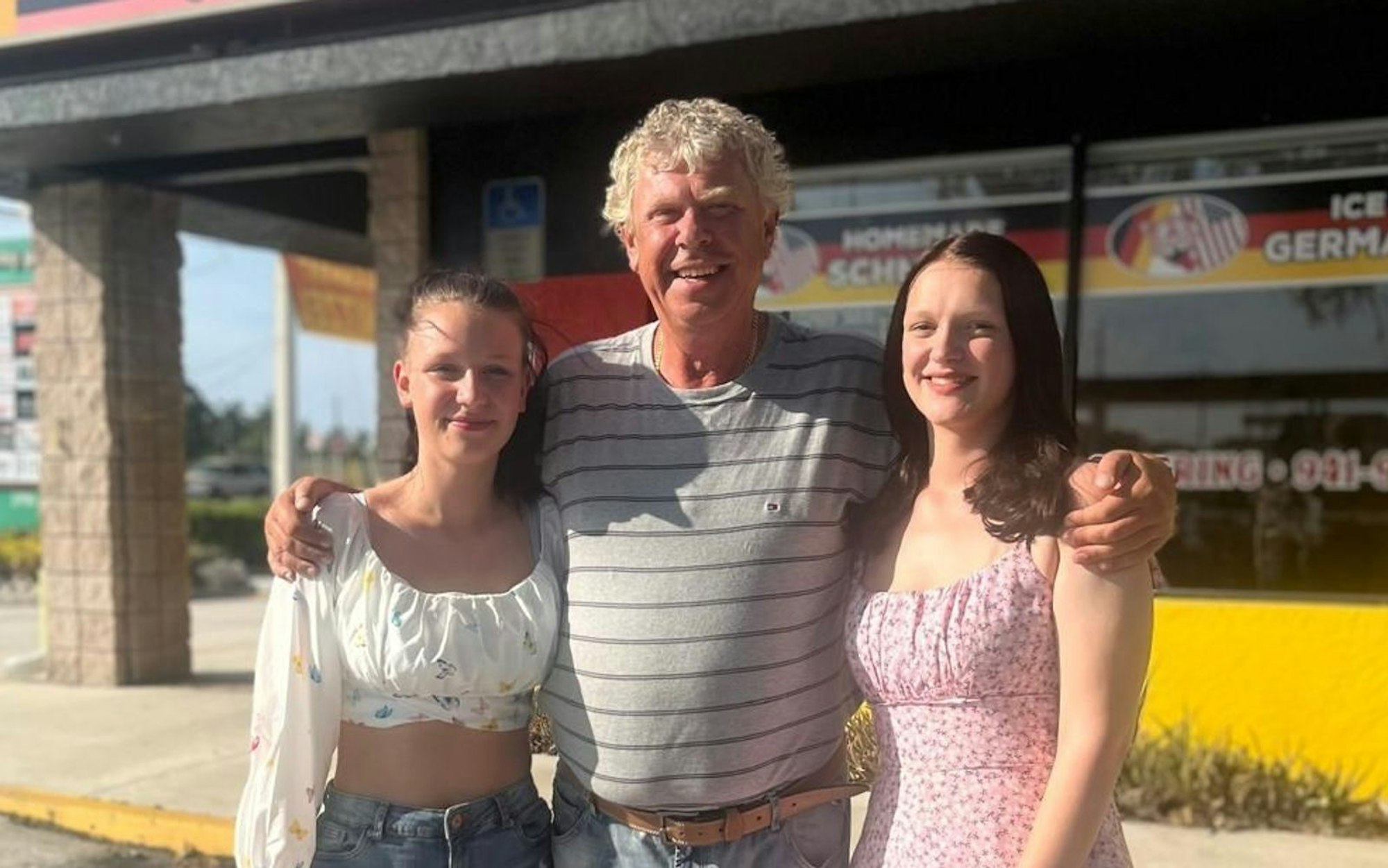 Maik Bischoff mit seinen Töchtern Leah (links) und Xenia vor seinem Schnitzel-Restaurant: Auswanderer plagen Selbstzweifel. (Bild: RTL / 99pro media)