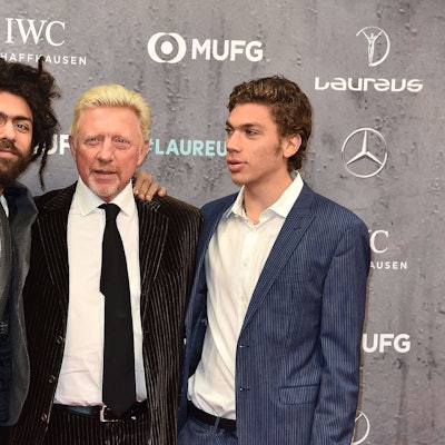 Boris Becker (m) mit seinen Söhnen Noah und Elias.