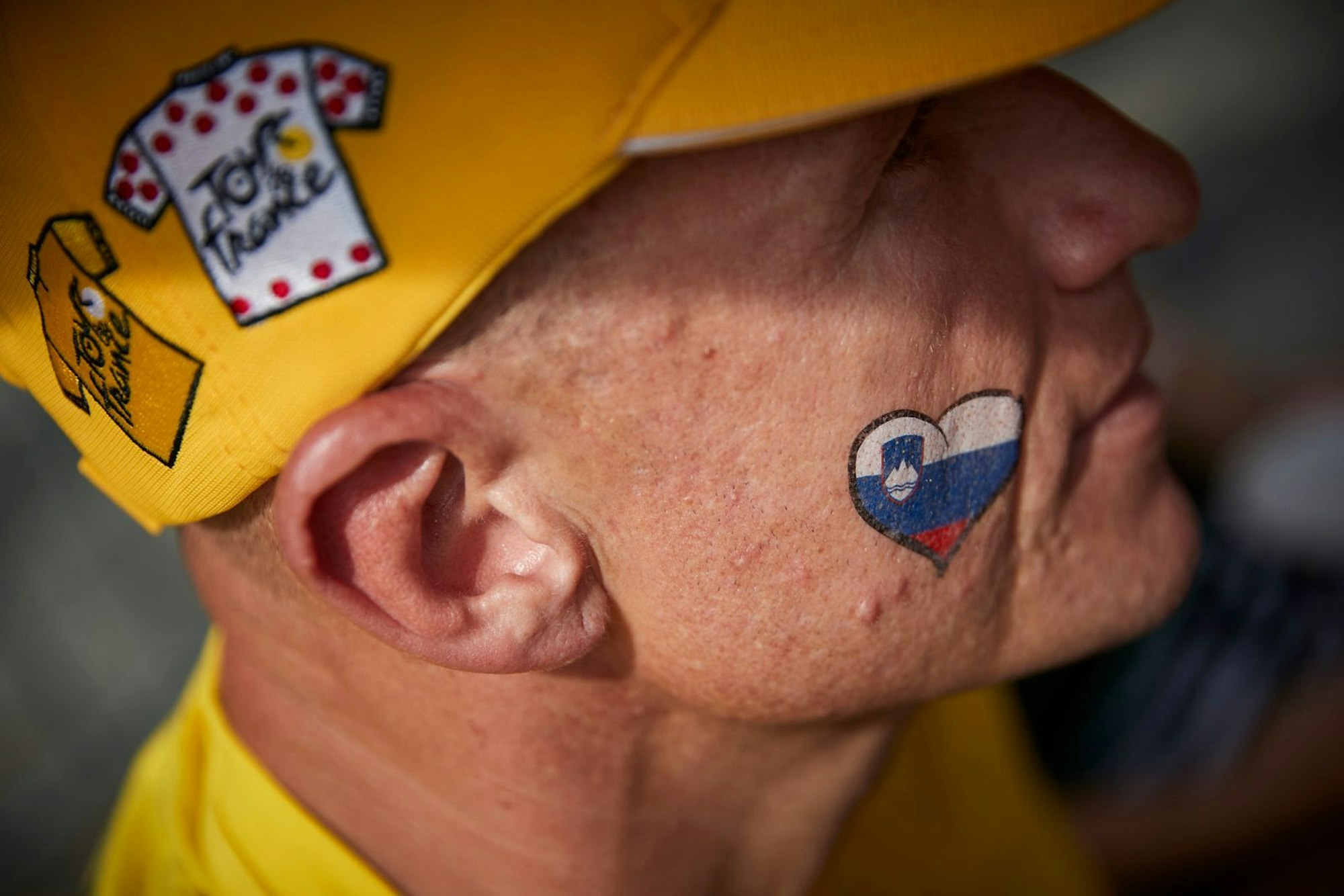 Ein slowenischer Radsport-Fan wartet auf den Champs Elysees auf die Ankunft der Fahrer auf ihrer Schlussetappe der Tour de France. Die könnte 2025 spannend und anders als jemals zuvor werden. (Bild: 2020 Getty Images/Kiran Ridley)