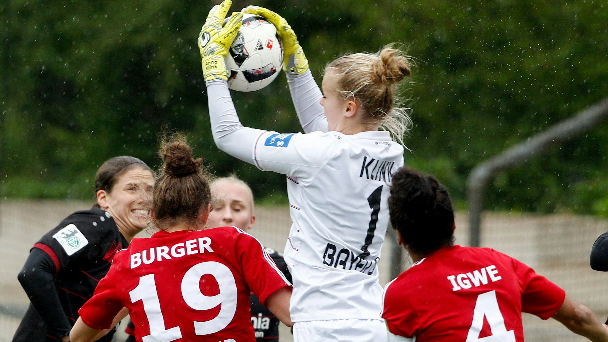 Torfrau Anna Klink (M) hält so gut, dass sie jetzt nach .Bayern München wechselte. In ihrer Jugend spielte sie in Lohmar Fußball.Archivfoto.