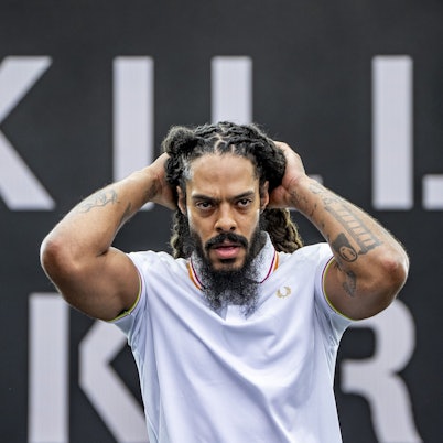 Bob Vylan-Musiker beim Auftritt auf der West Holts Stage während des Glastonbury Festivals in Worthy Farm in Somerset. Zwei Bands - darunter das Duo Bob Vylan - hatten die Bühne des weltbekannten Glastonbury-Festivals für antiisraelische Parolen und Kritik an der britischen Regierung genutzt.