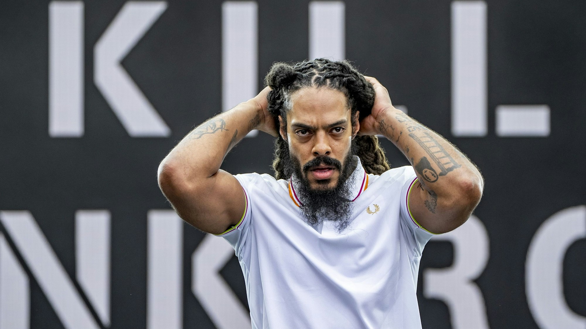 28.06.2025, Großbritannien, Glastonbury: Bob Vylan-Musiker beim Auftritt auf der West Holts Stage während des Glastonbury Festivals in Worthy Farm in Somerset. Zwei Bands - darunter das Duo Bob Vylan - haben die Bühne des weltbekannten Glastonbury-Festivals für antiisraelische Parolen und Kritik an der britischen Regierung genutzt. Foto: Ben Birchall/PA Wire/dpa +++ dpa-Bildfunk +++