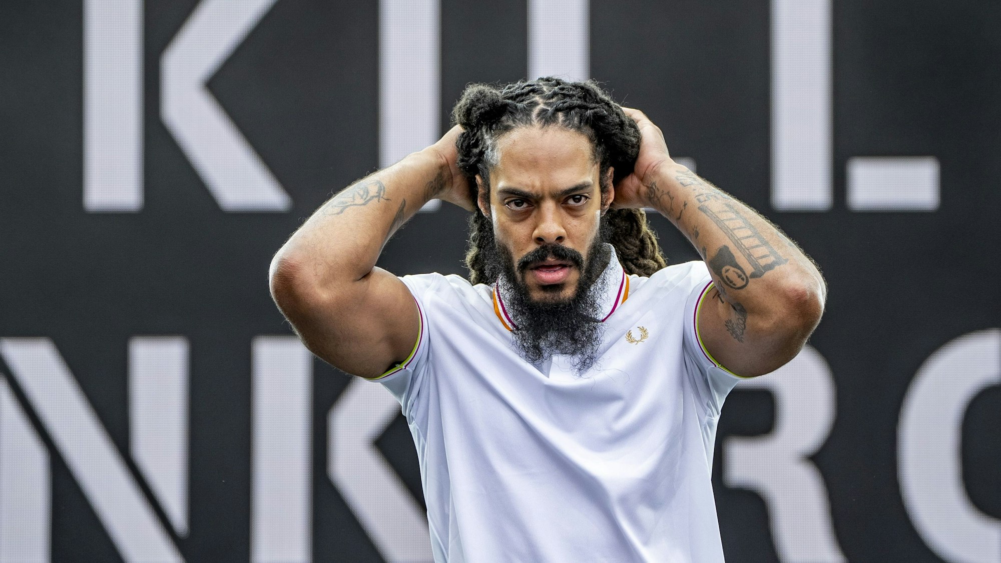 Bob Vylan-Musiker beim Auftritt auf der West Holts Stage während des Glastonbury Festivals in Worthy Farm in Somerset. Zwei Bands - darunter das Duo Bob Vylan - hatten die Bühne des weltbekannten Glastonbury-Festivals für antiisraelische Parolen und Kritik an der britischen Regierung genutzt.