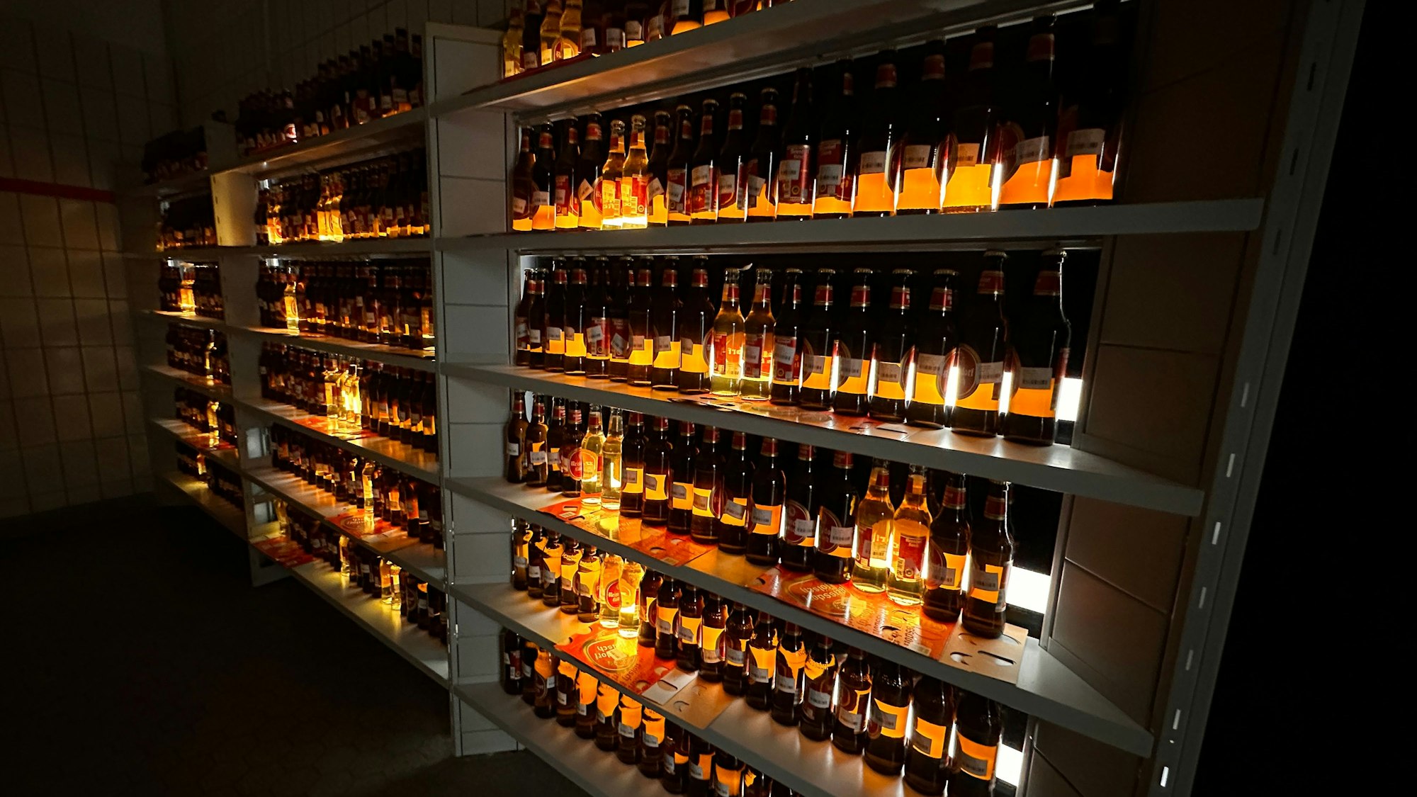 In langen Regalreihen stehen Flaschen mit Bierproben.