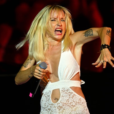 Mia Julia steht auf der Bühne und gestikuliert.