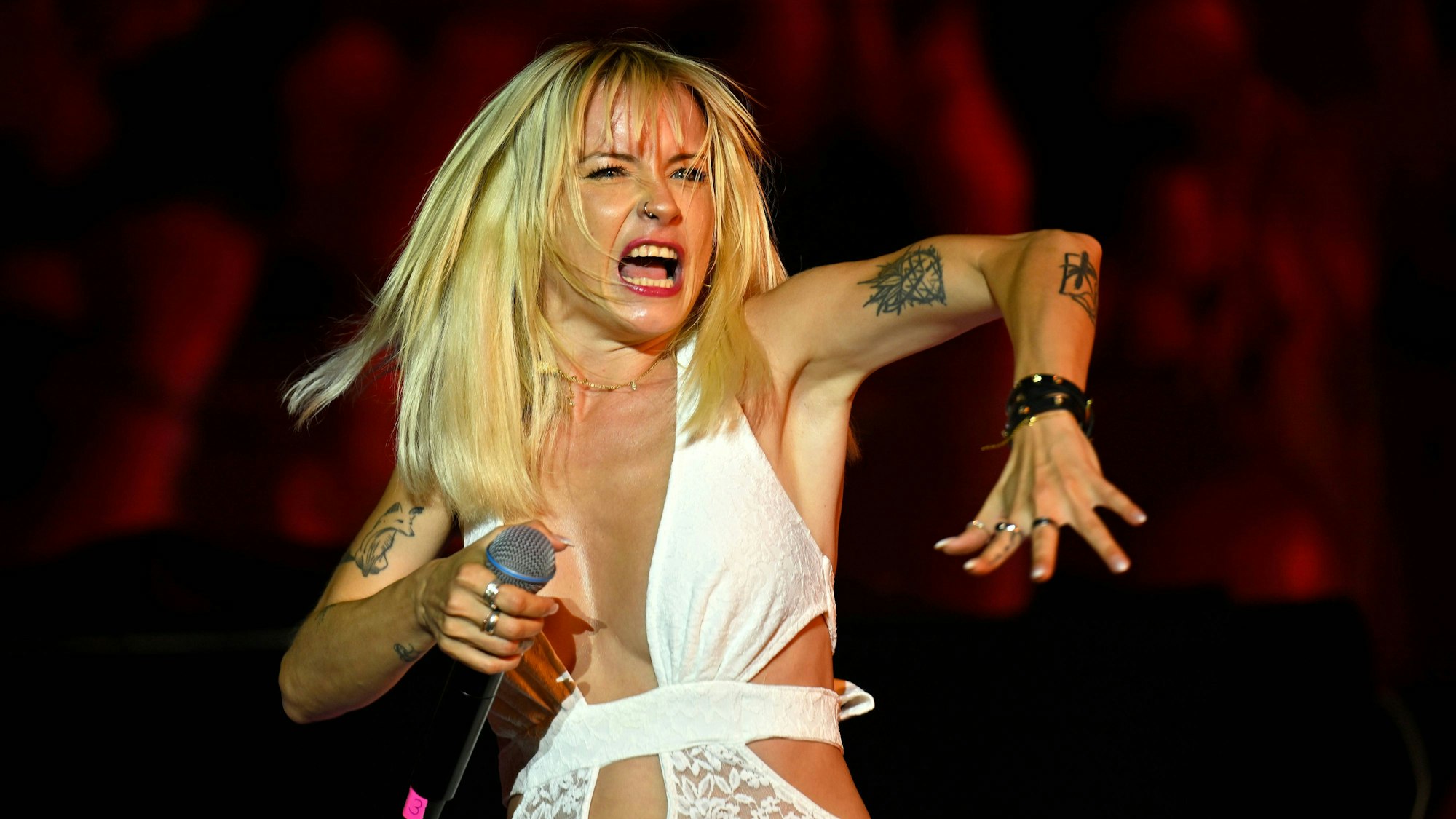 Mia Julia steht auf der Bühne und gestikuliert.