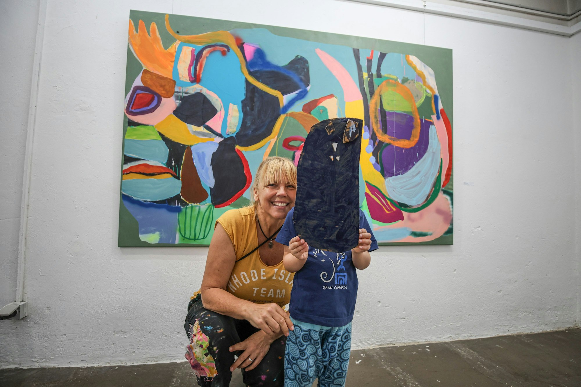 Eine Frau vor einem Bild