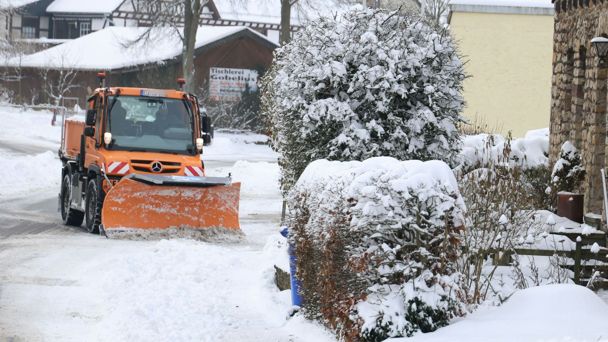 Das Symbolbild zeigt ein Räumfahrzeug in einer verschneiten Straße.