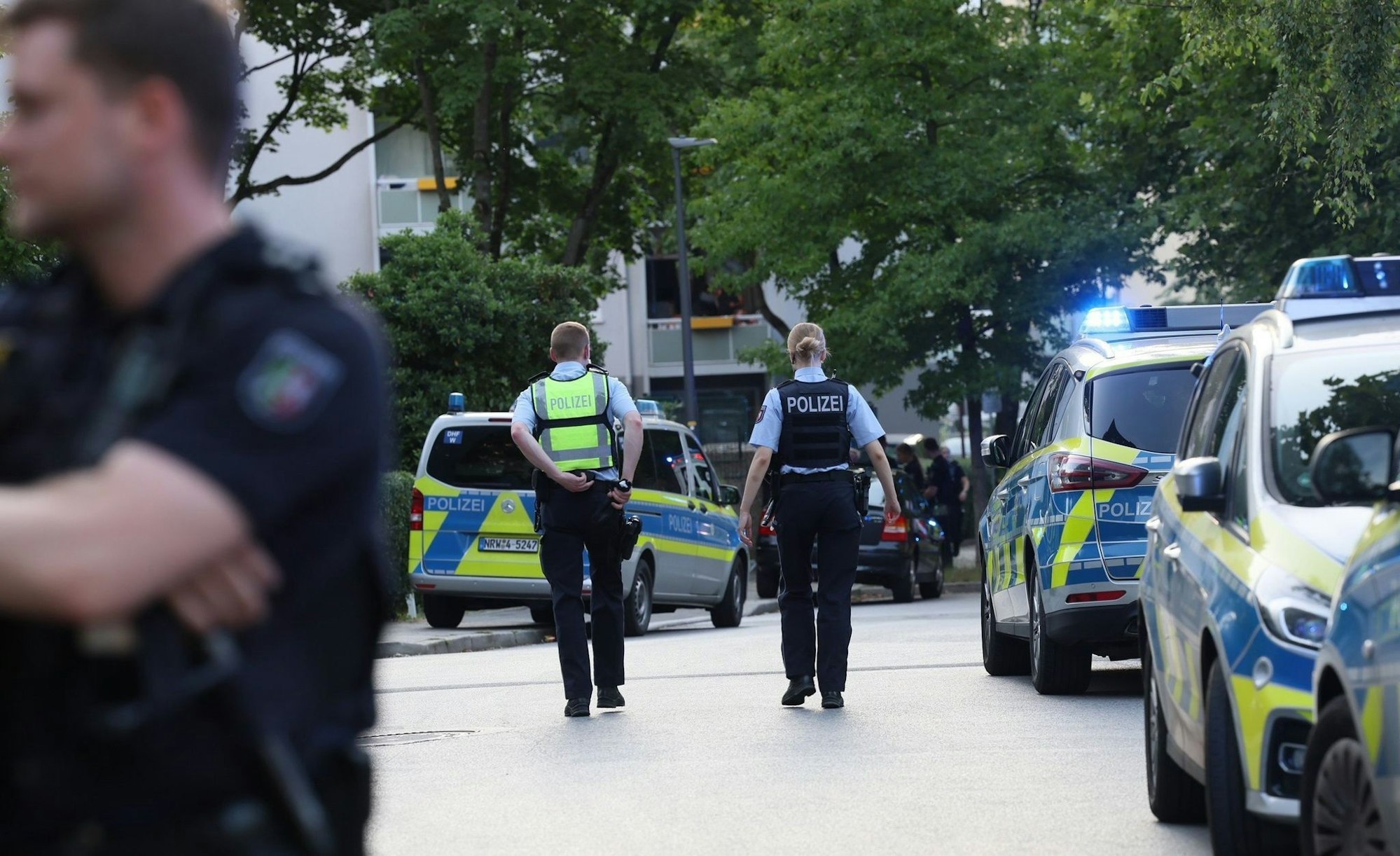 Die Polizei rief am Abend zahlreiche Kräfte zur Unterstützung dazu, um die gewaltsame Auseinandersetzung zu beenden und eine weitere Eskalation zu verhindern.