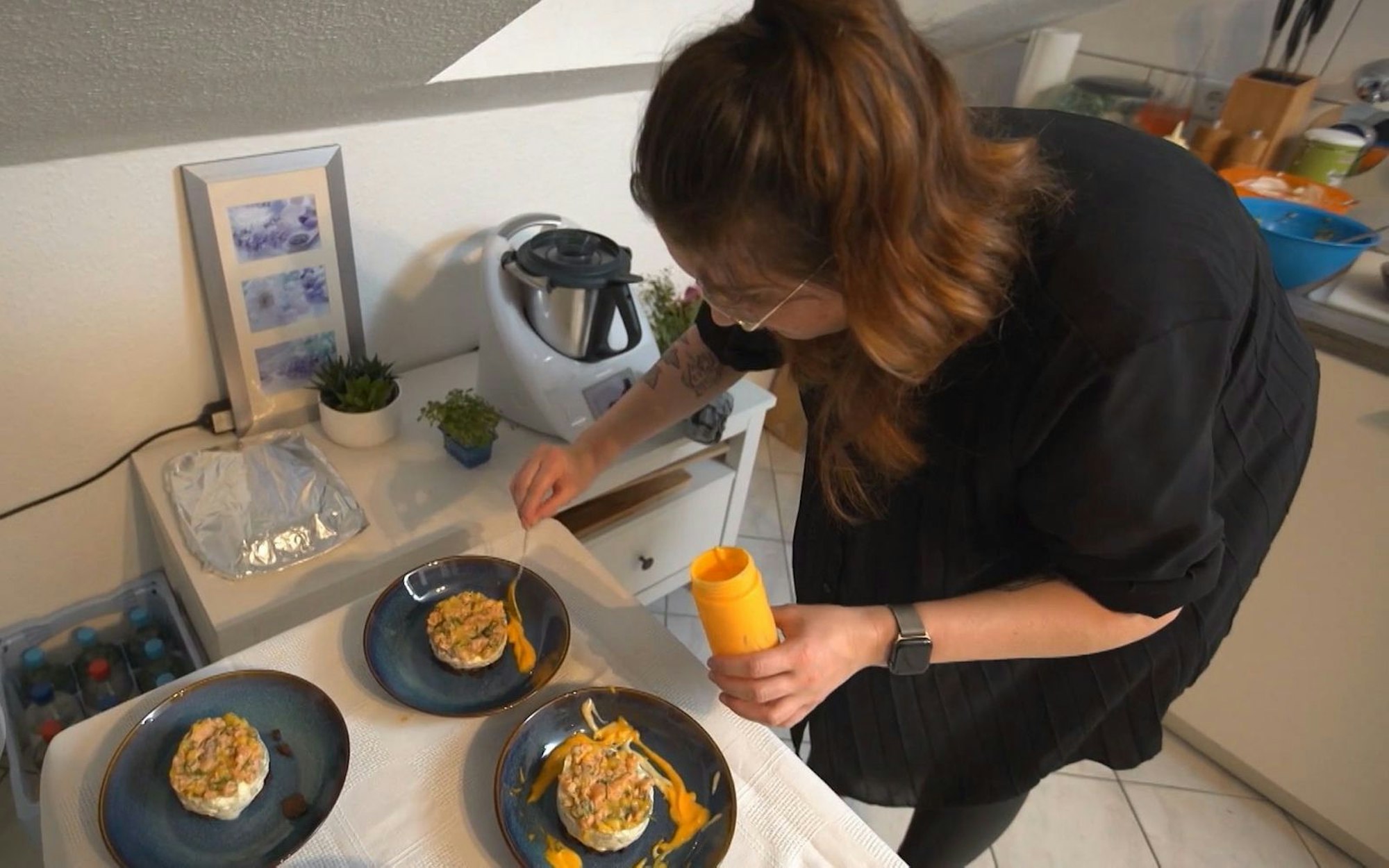 Als Vorspeise serviert Eva Lachstatar mit Mango und Pumpernickel-Crumble.
(Bild: RTL)