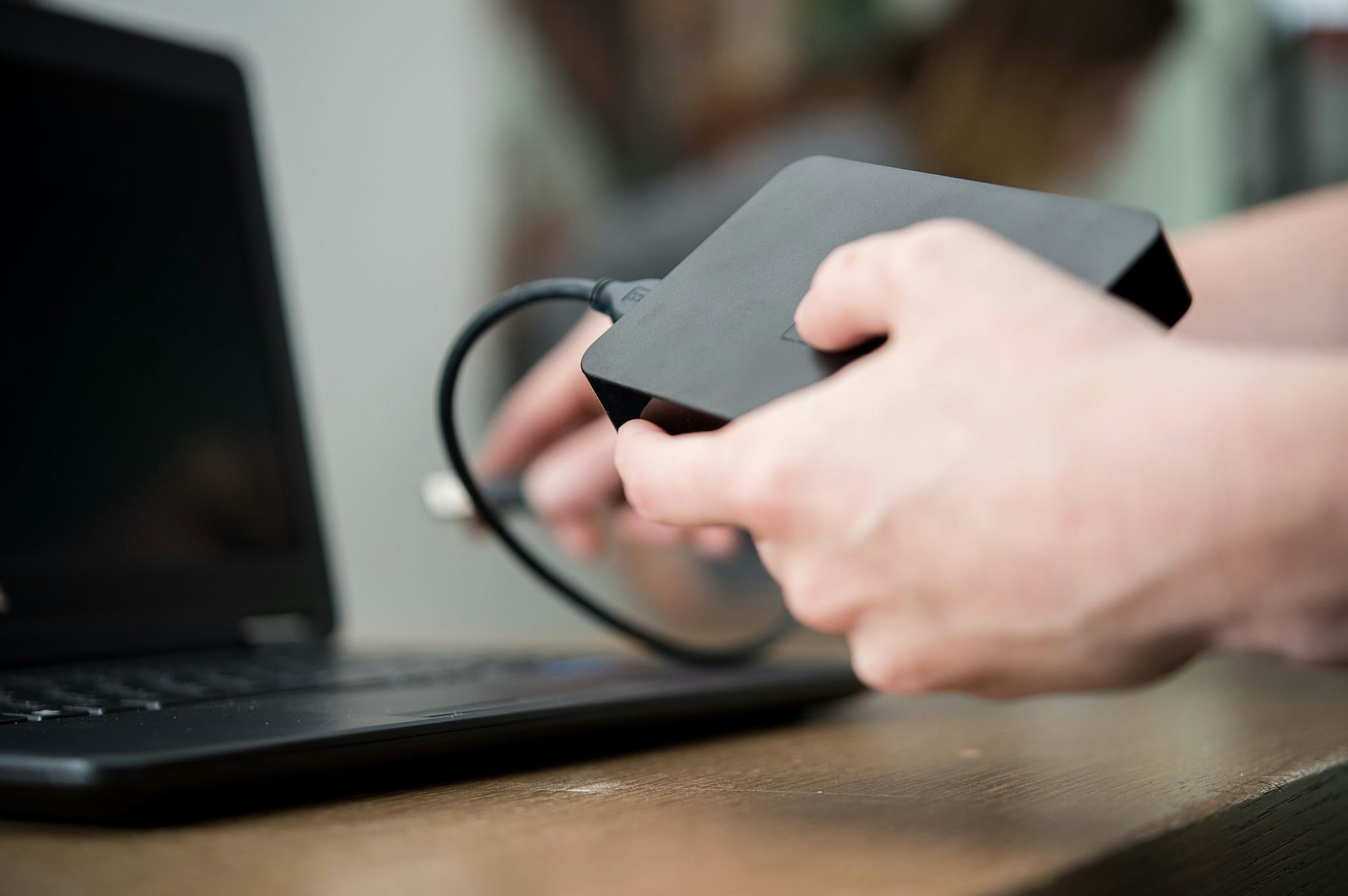 SSDs speichern Daten im Test deutlich schneller als USB-Sticks oder HDDs.