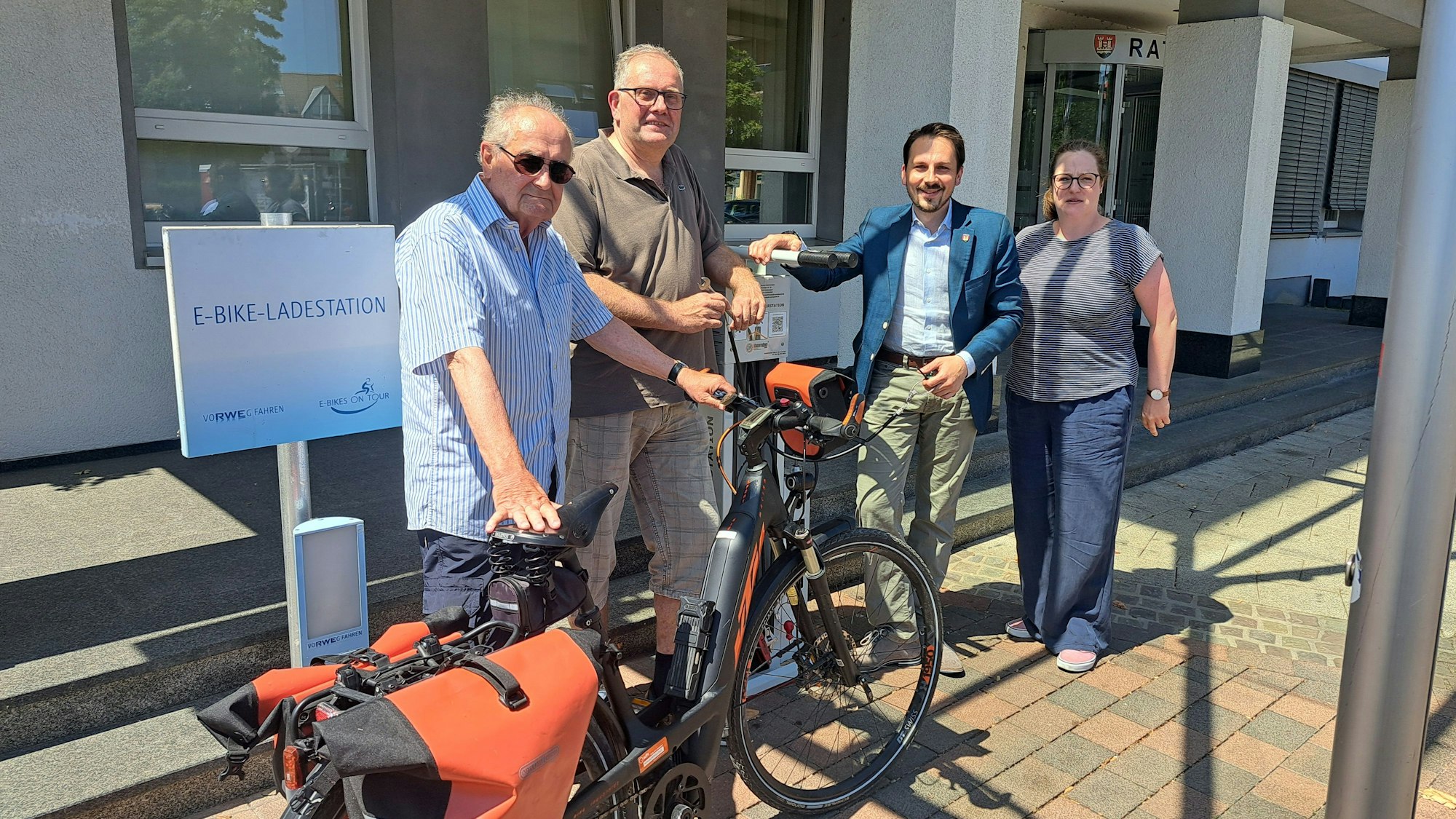 Präsentierten die Ergebnisse des Niederkasseler Fahrradklimatests: Uwe-Dirk Gallasch und Peter Lorscheid vom ADFC, Bürgermeister Matthias Großgarten und die städtische Mobilitätsbeauftragte Fee Rebbe (v.l.)