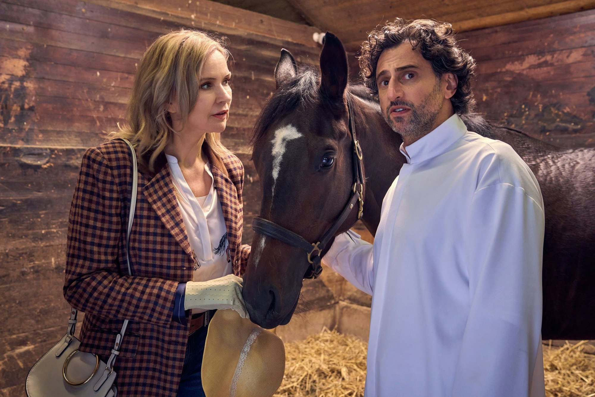 Szene aus dem ZDF-Film «Andere Eltern - die 1. Klasse»: Frau Marx (Veronica Ferres) bekommt von Björn (Serkan Kaya) das Pferd «Tortilla» vorgestellt.