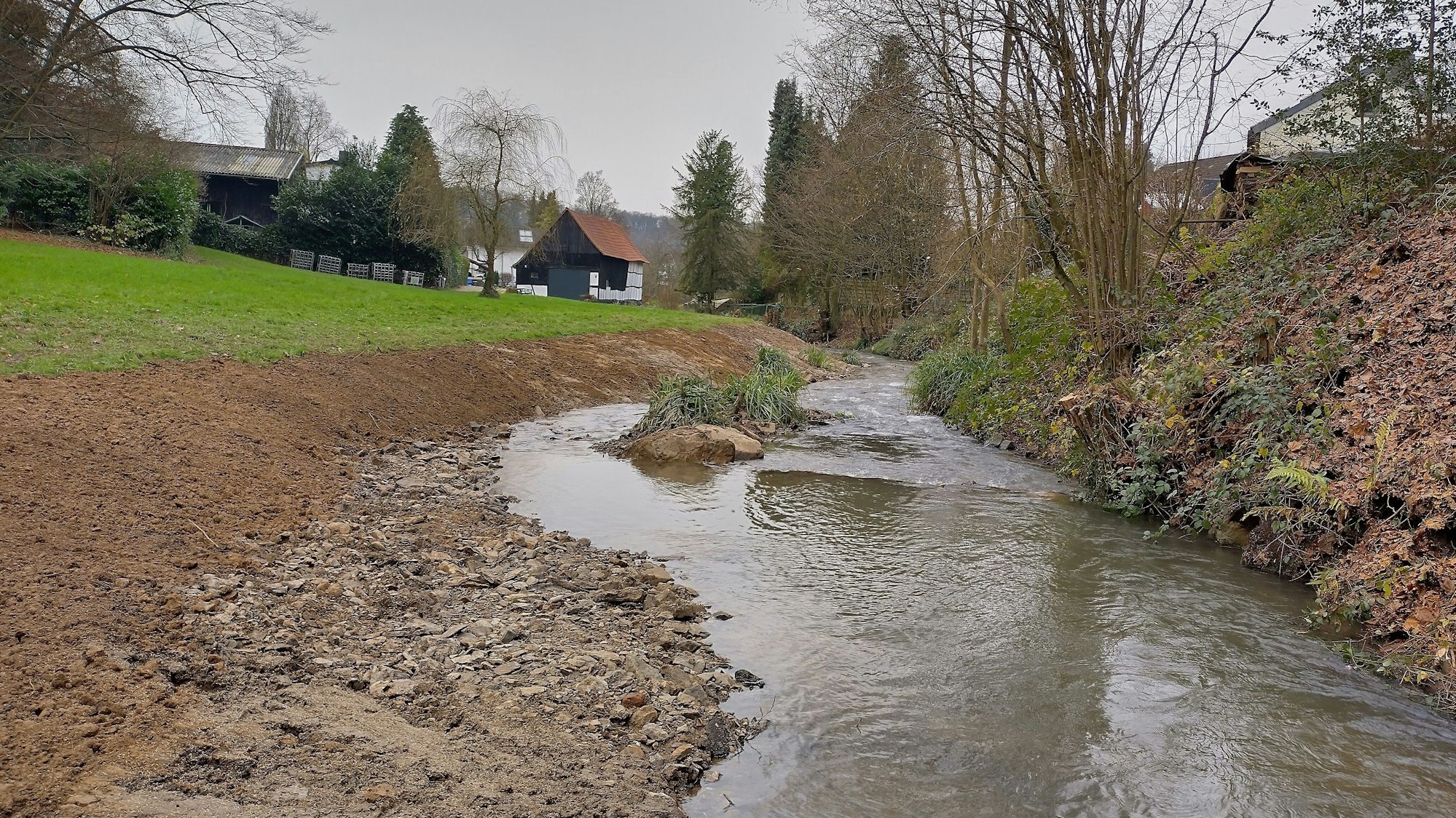 Der Murbach soll wieder naturnaher gestaltet werden. Die Arbeiten hierzu finden aktuell statt und sollen im Herbst abgeschlossen sein.