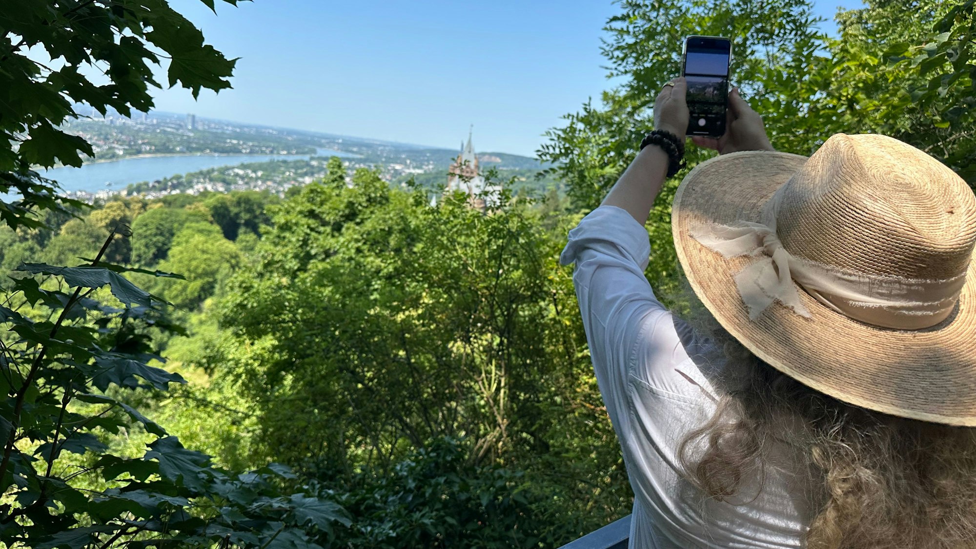 Lange Arme werden benötigt, wenn Schloss Drachenburg von einem offiziellen Sichtpunkt aus fotografiert werden soll.