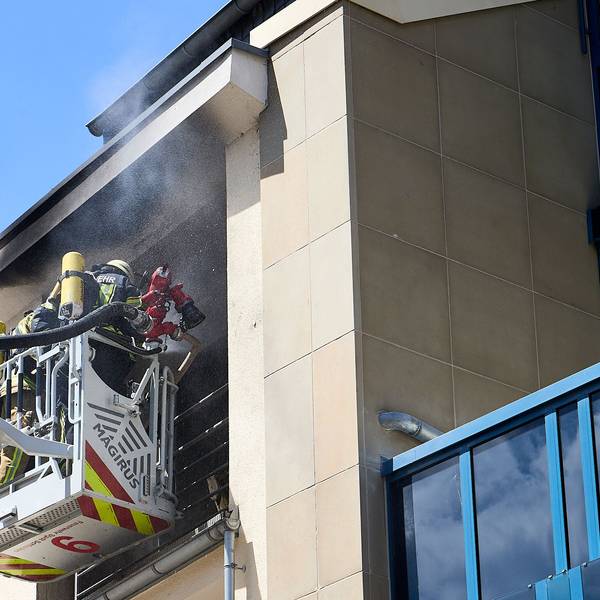 Das Foto zeigt Feuerwehrleute, die von dem Korb der Drehleiter aus das Feuer löschen.