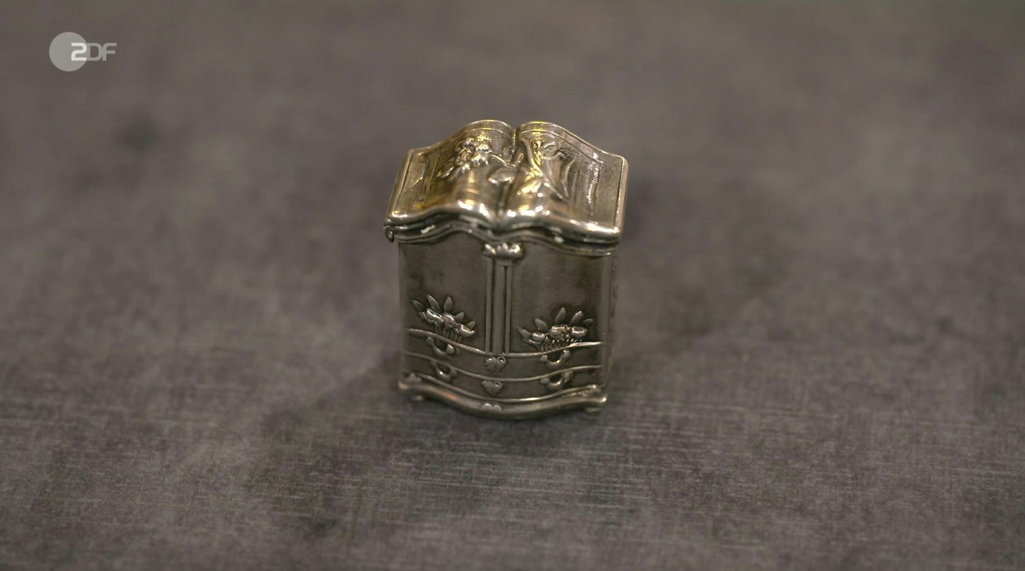 „Mein Gott“, stammelte Lichter ganz überrascht. Das kleine Silberdöschen aus 875er Silber war tatsächlich über 230 Jahre alt. (Bild: ZDF)