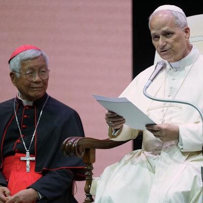 Papst Leo XIV. wird von Kardinal Zen Ze-Kiun flankiert, während er seine Botschaft an die Priester verliest, die an der Konferenz „Happy Priest“ im Auditorium della Conciliazione teilnehmen.