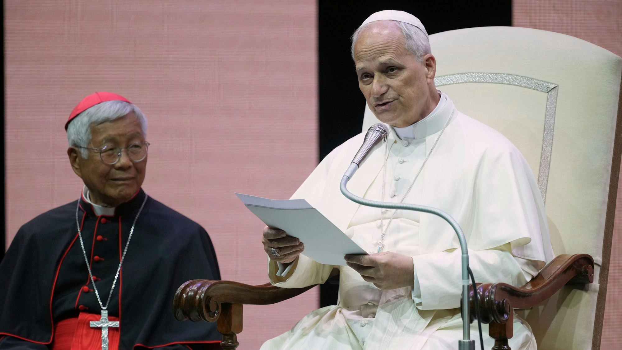 Papst Leo XIV. wird von Kardinal Zen Ze-Kiun flankiert, während er seine Botschaft an die Priester verliest, die an der Konferenz „Happy Priest“ im Auditorium della Conciliazione teilnehmen.