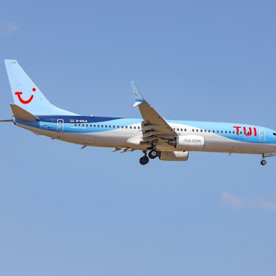 Eine Boeing 737 von TUI setzt zur Landung an.