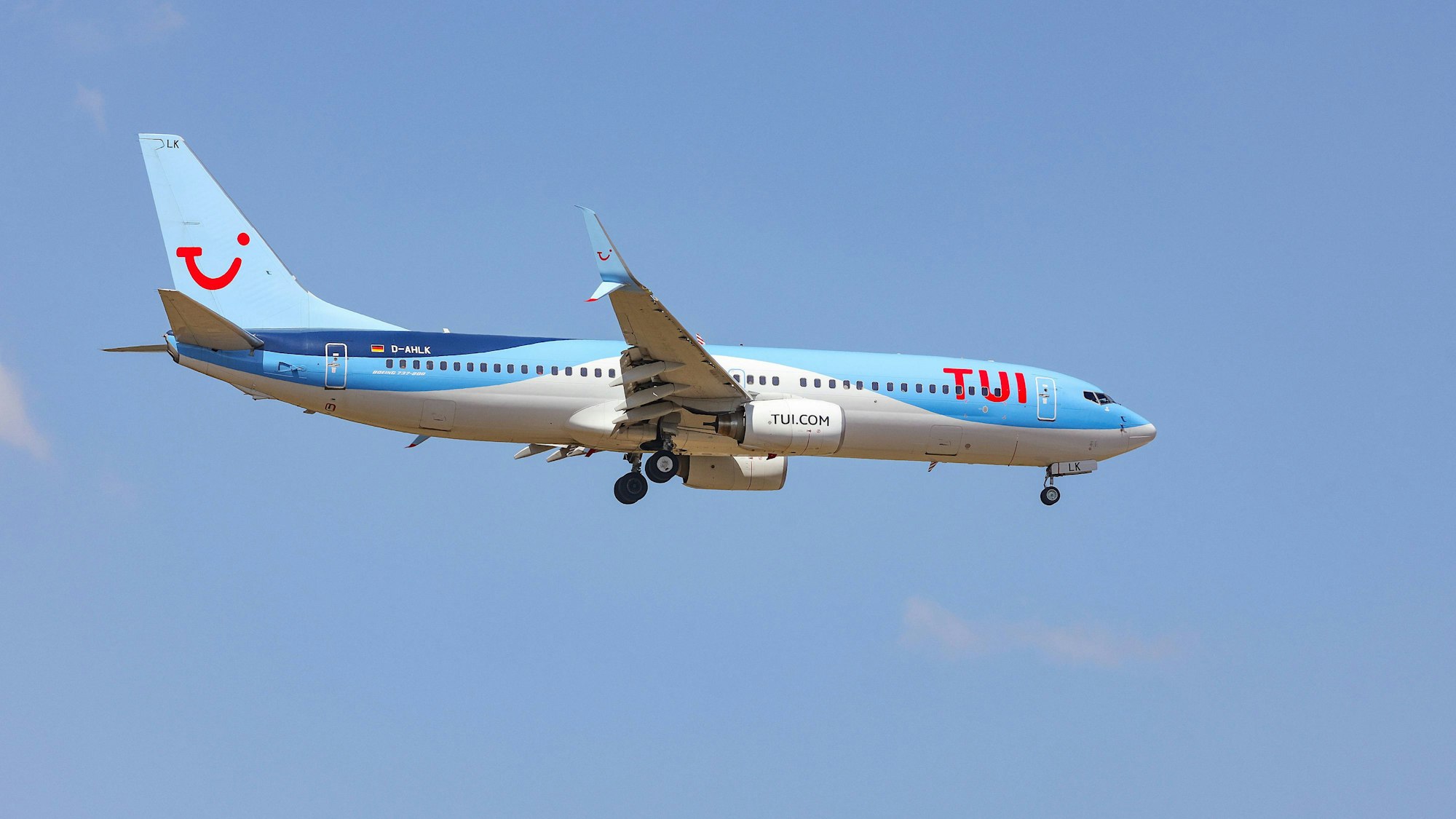 Eine Boeing 737 von TUI setzt zur Landung an.