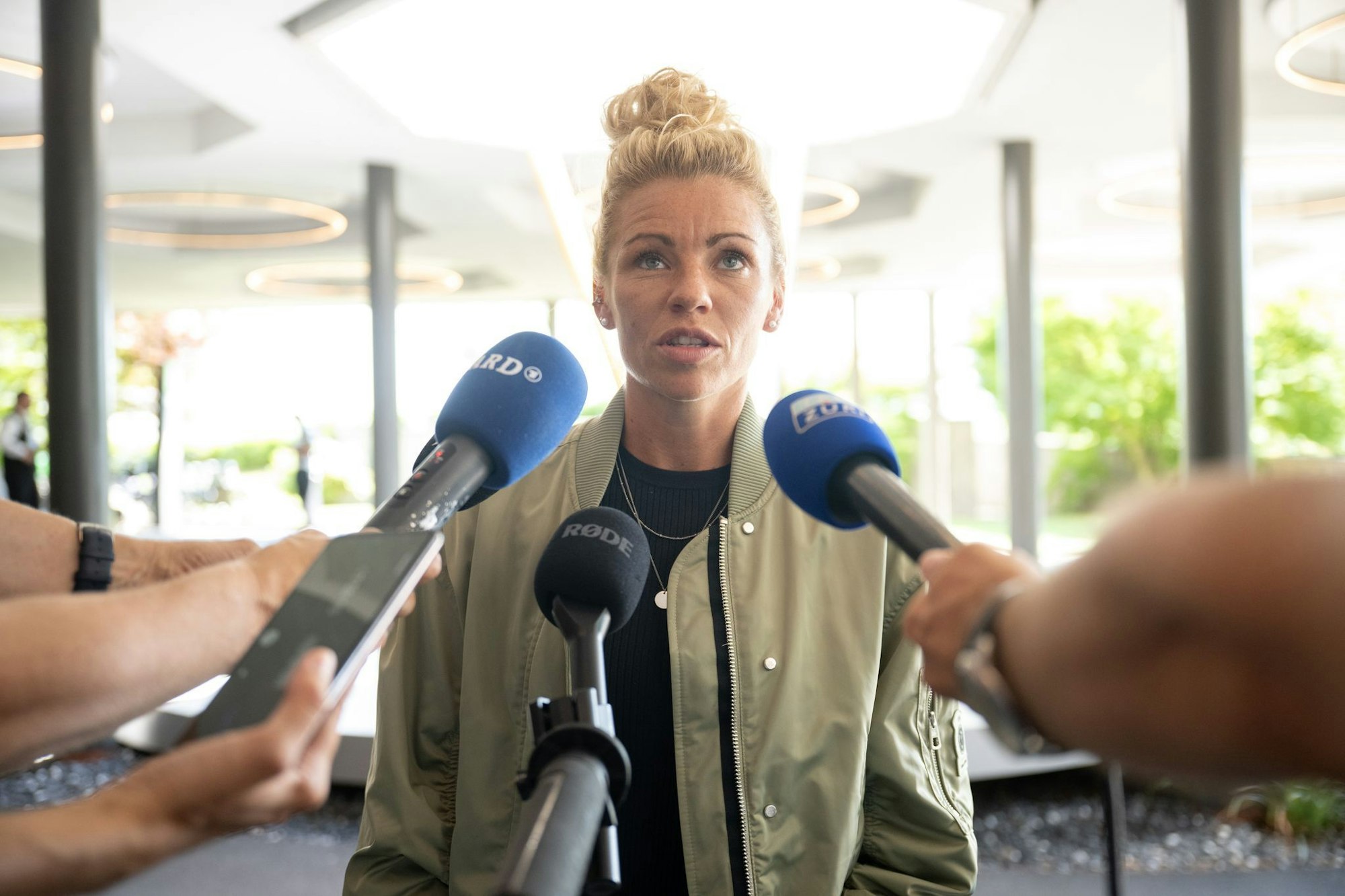 Linda Dallmann spricht nach der Ankunft in Zürich.