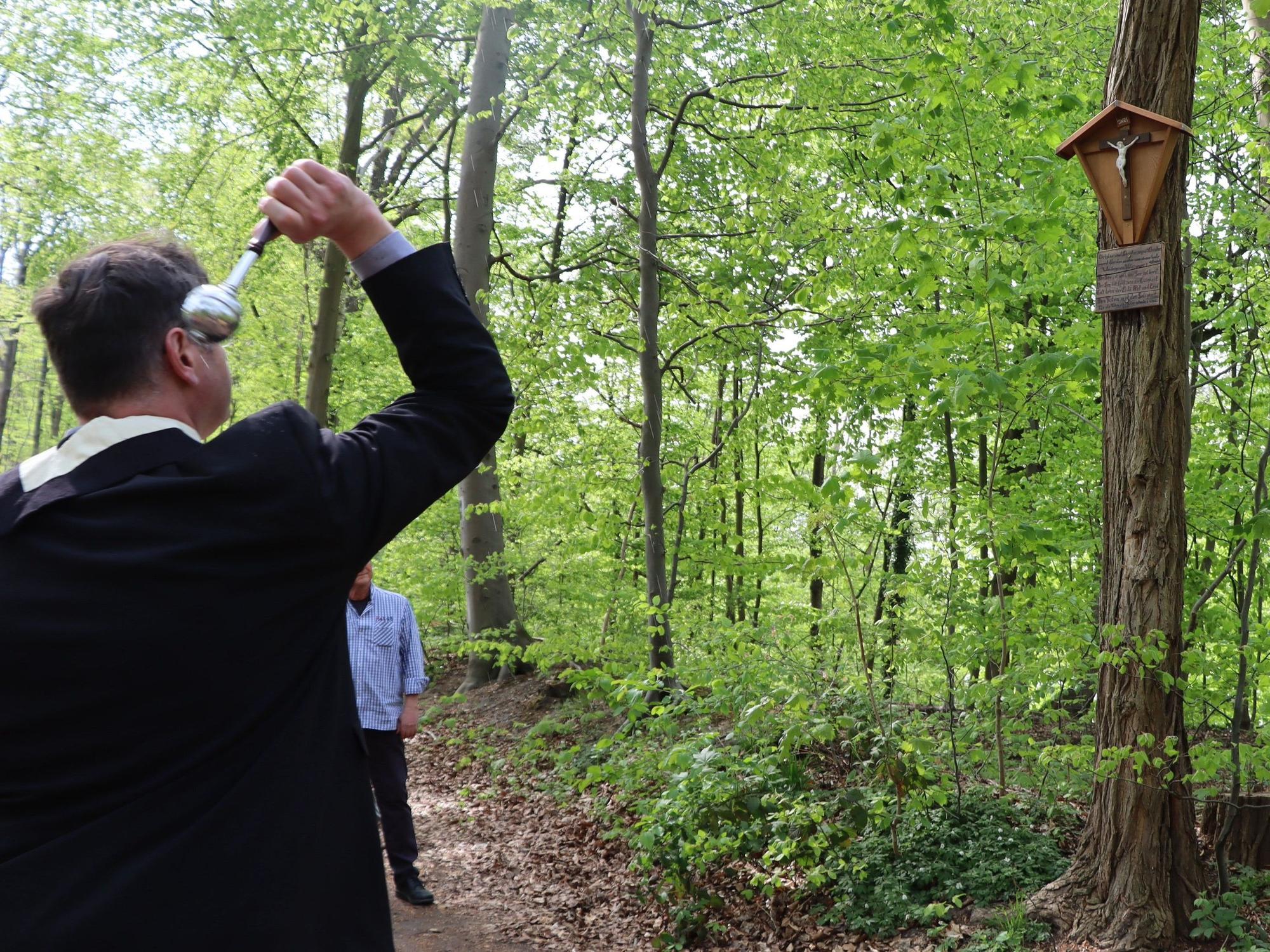 Das Bild zeigt Pfarrer Matthias Genster bei der Einsegnung im Wald am Berggeistsee.