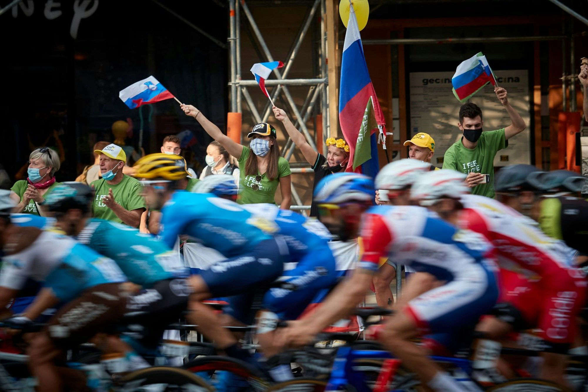 Vom 5. bis 27. Juli rollt die 112. Tour de France - diesmal nur durch Frankreich. 184 Fahrer in 23 Teams kämpfen um den Sieg - auch wenn nur zwei von ihnen als echte Favoriten gelten: Vorjahressieger Tadej Pogačar aus Slowenien, der auch 2020 und 2021 oben auf dem Podest stand, und sein dänischer Konkurrent Jonas Vingegaard. (Bild: 2020 Getty Images/Kiran Ridley)