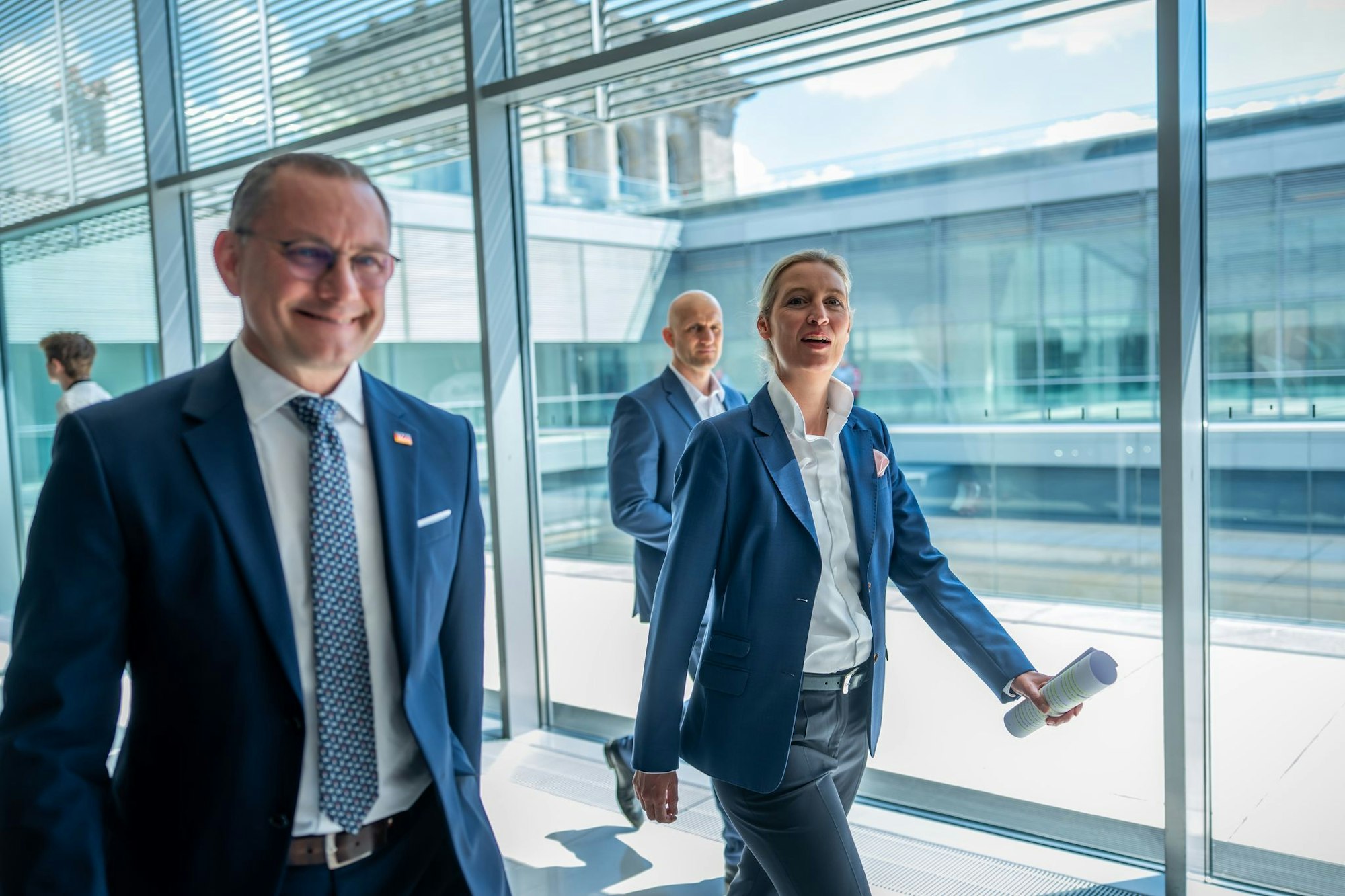 Die AfD-Chefs Tino Chrupalla (l.) und Alice Weidel können sich über einen spürbaren Anstieg ihrer Monatseinkünfte freuen. (Archivbild)