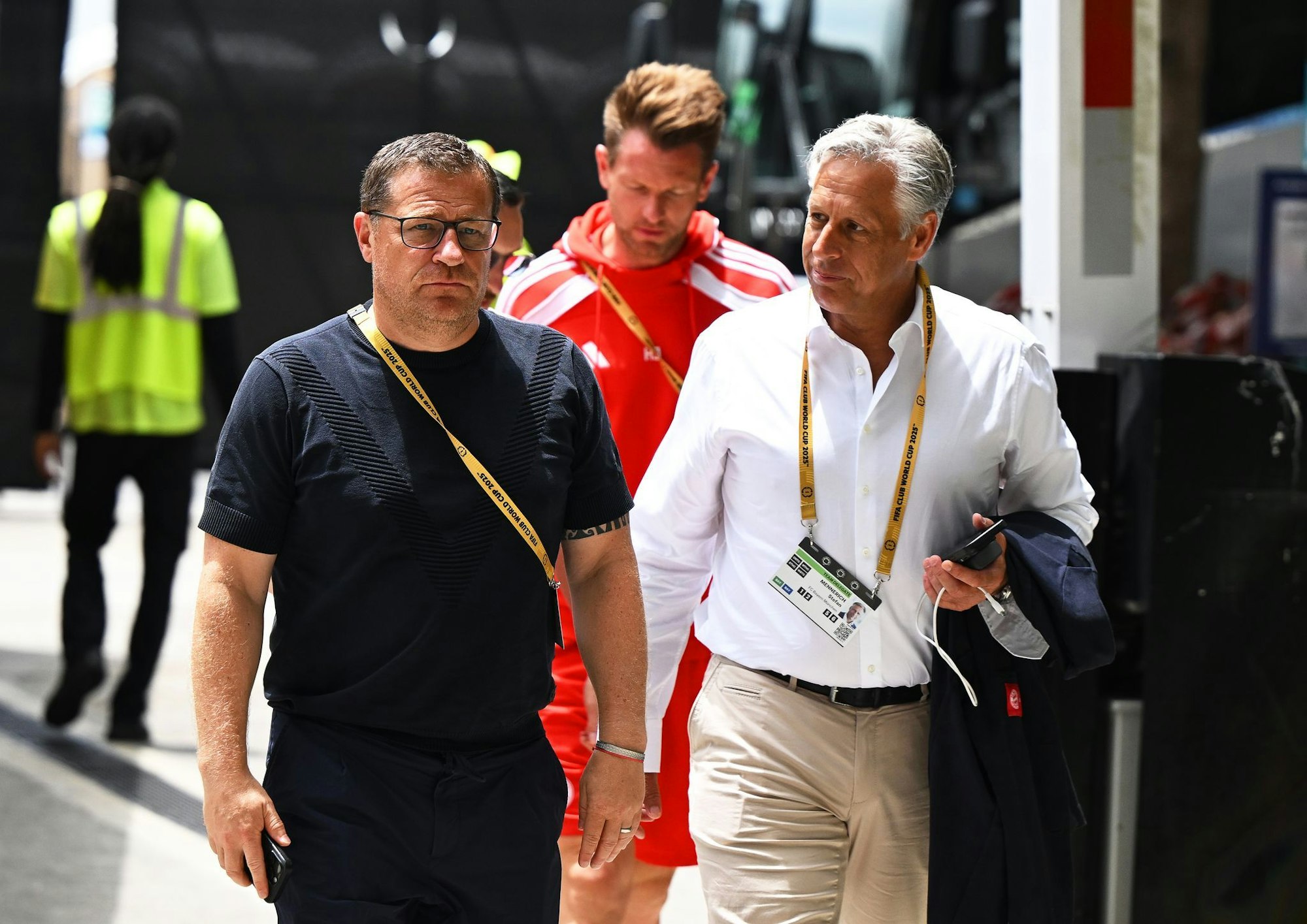Max Eberl (l) beim Spiel des FC Bayern in Miami gegen Flamengo.