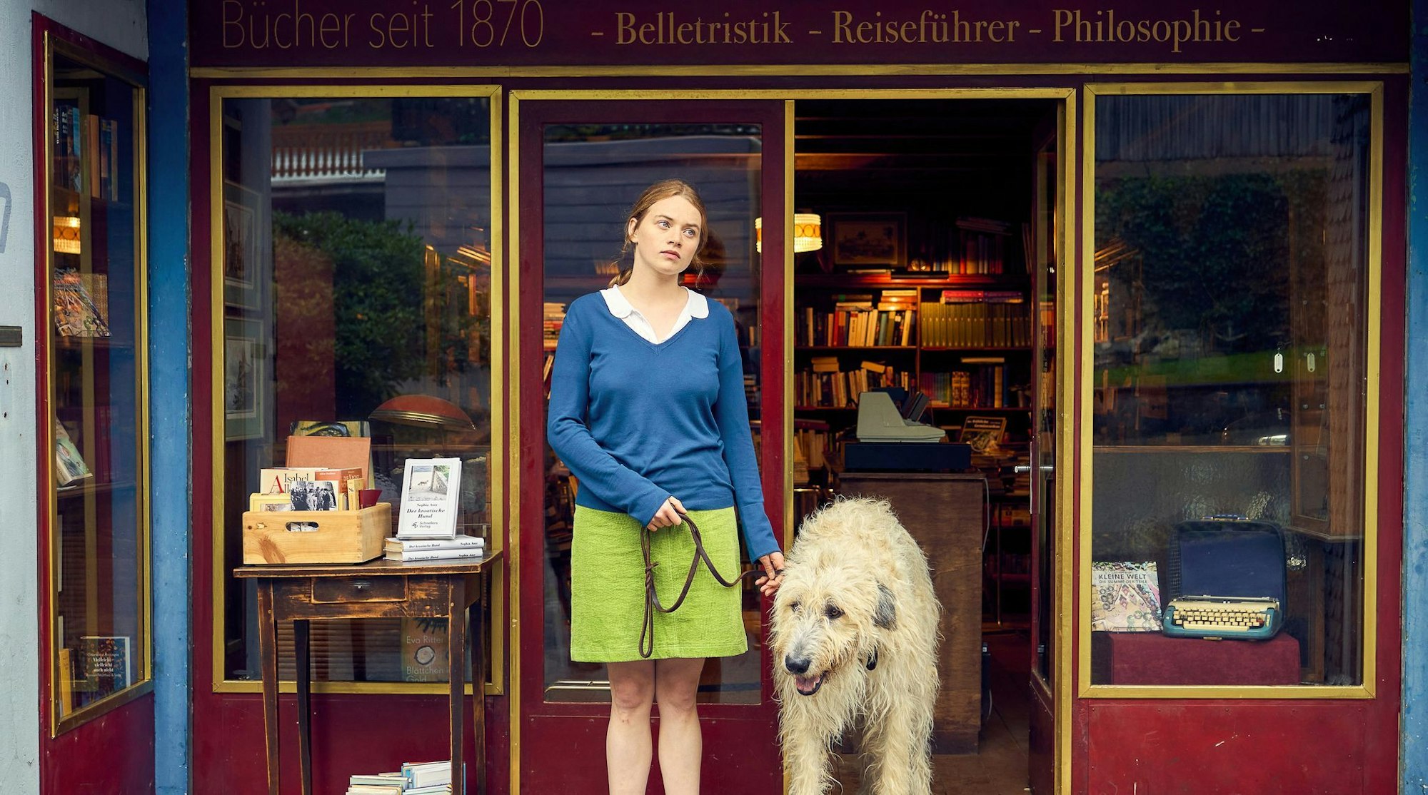 Luise (Luna Wedler) lebt mit ihrem Hund Alaska im Westerwald.