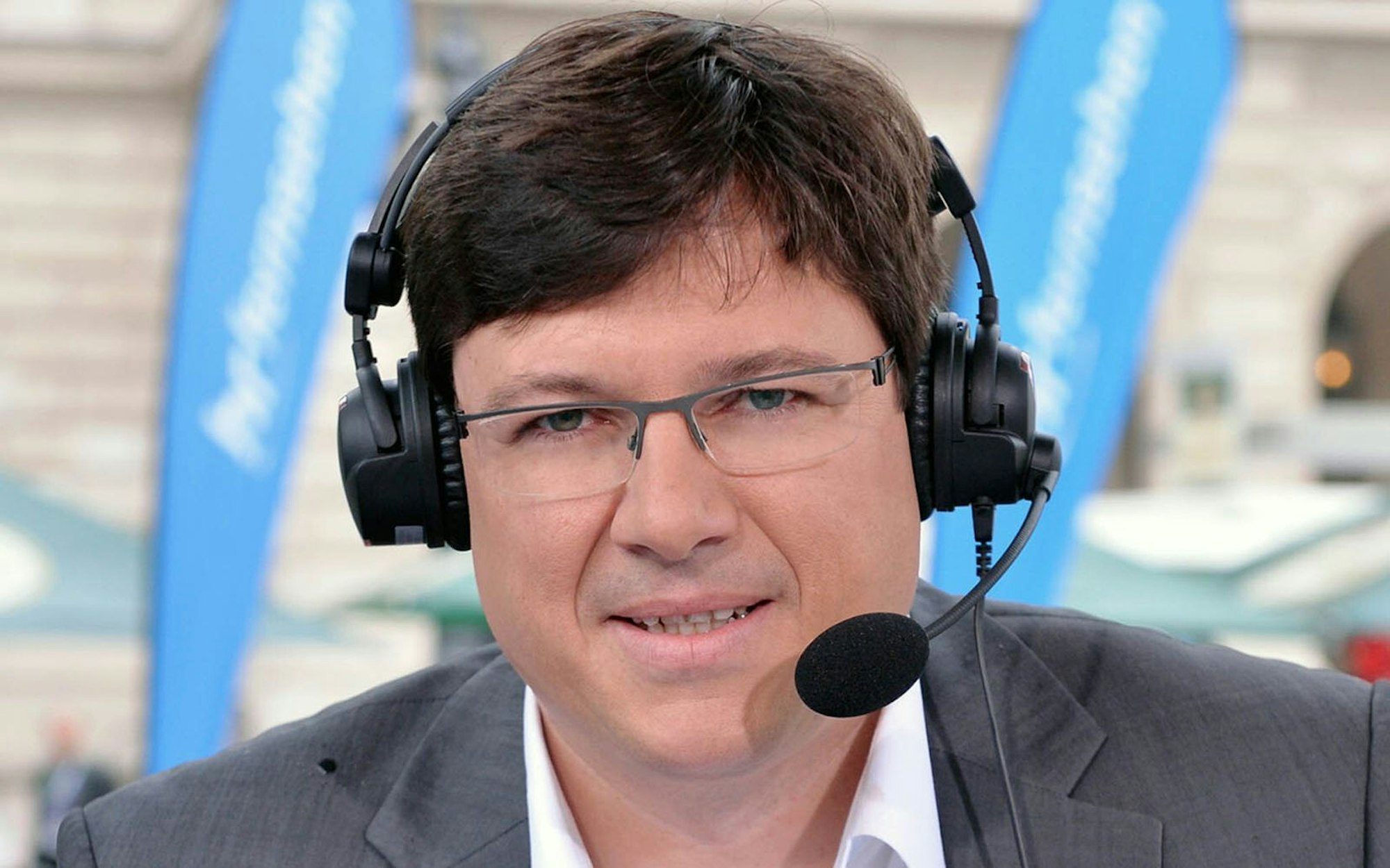 ARD Radsport-Experte Florian Naß begleitet die Tour de France seit 1997. Im Jahr 2025 sieht der ARD-Radsportexperte wieder ein Duell zweier Männer - aber auch einen spektakulären Streckenverlauf mit Chancen auf Überraschungen. Auch aus deutscher Sicht? (Bild: HR/Gisela Dienersberger)