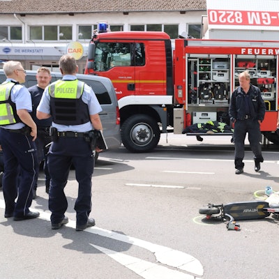 Polizisten sichern nach einem Verkehrsunfall Spuren.