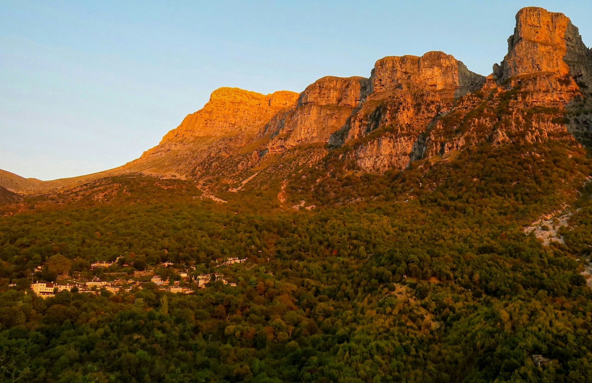Die Astraka-Türme - mit bis zu knapp 2.500 Metern sind es die höchsten Formationen des Tymfi-Bergmassivs. Links das Dorf Mikro Papingo.