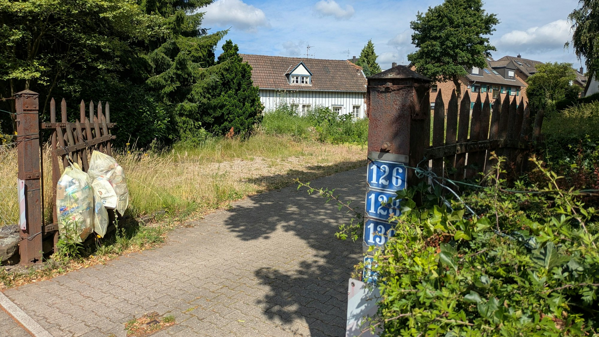 Eine Grundstückseinfahrt mit einem Tor