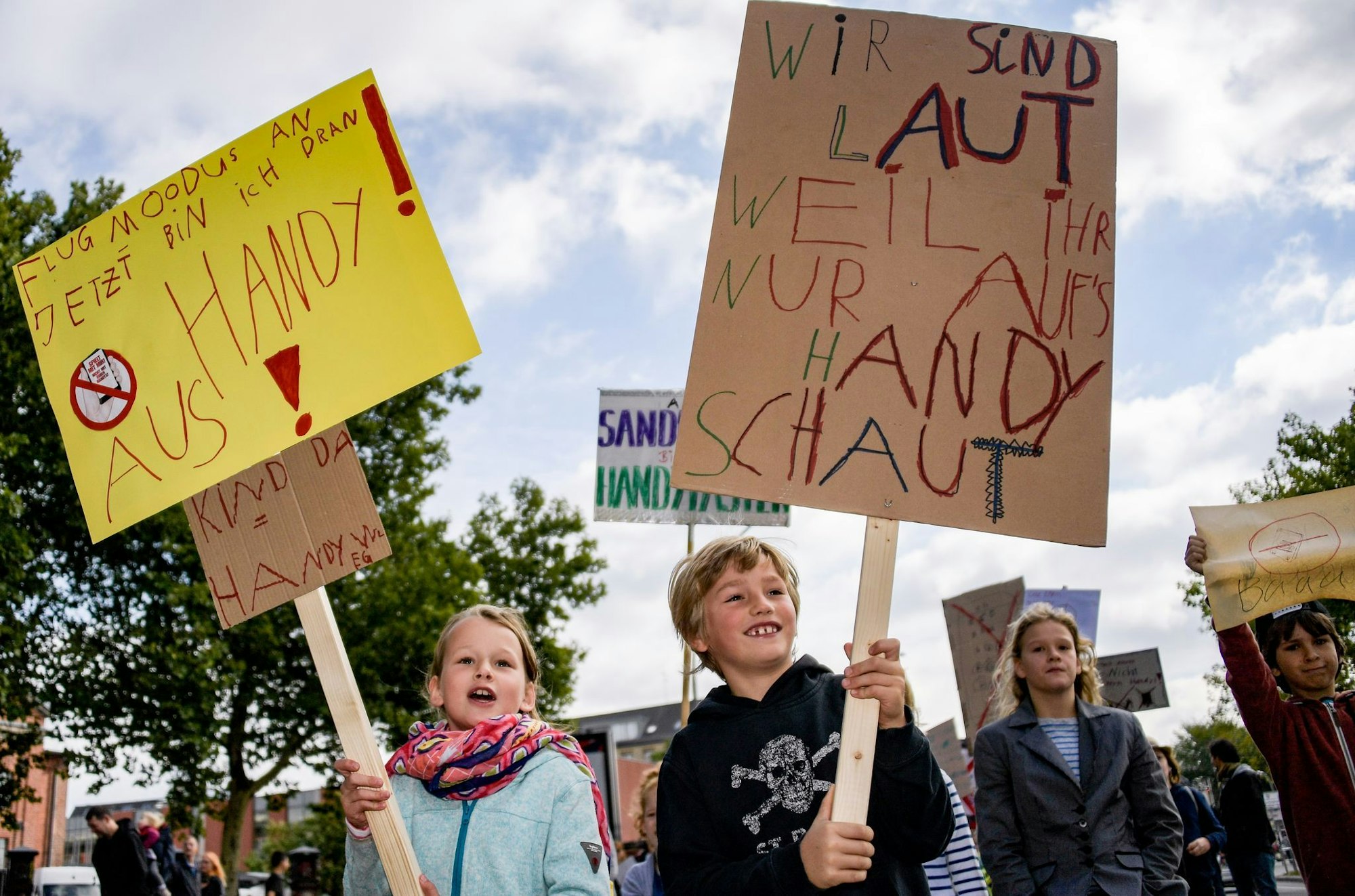 Auch Kinder sind von Eltern genervt, die ständig am Handy sind (Archivbild)