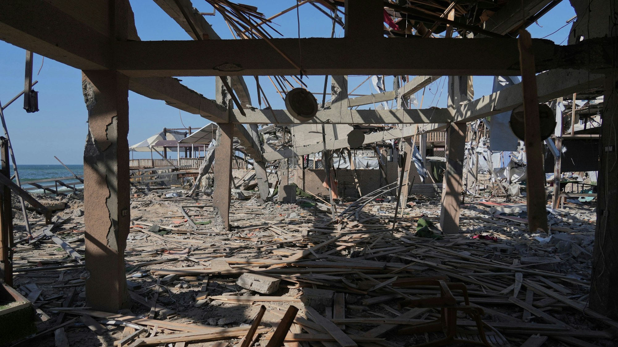 29.06.2025, Palästinensische Gebiete, Gaza: Blick auf die Trümmer eines Cafés am Strand, das bei einem israelischen Angriff beschädigt wurde. Foto: Jehad Alshrafi/AP/dpa +++ dpa-Bildfunk +++