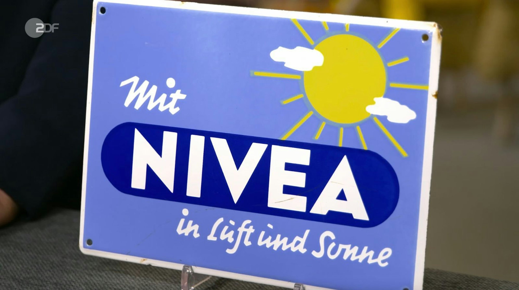 Das Werbeschild aus Emaille von Nivea datierte Detlev Kümmel in den 1950er Jahren. Der Wunschpreis lag bei 40 Euro. Walter Lehnertz zahlte sogar 500 Euro.
(Bild: ZDF)