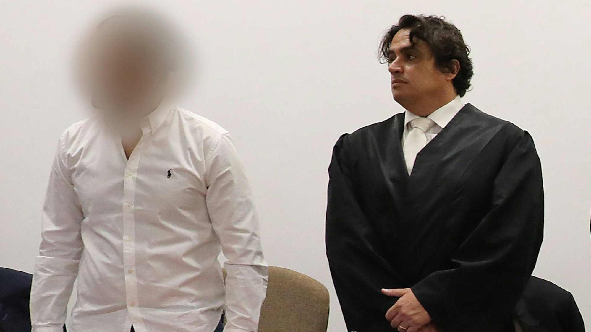 Kommt auf freien Fuß: Der Beschuldigte neben seinm Verteidiger Frank Hatlé beim ersten Prozess im Landgericht Köln.