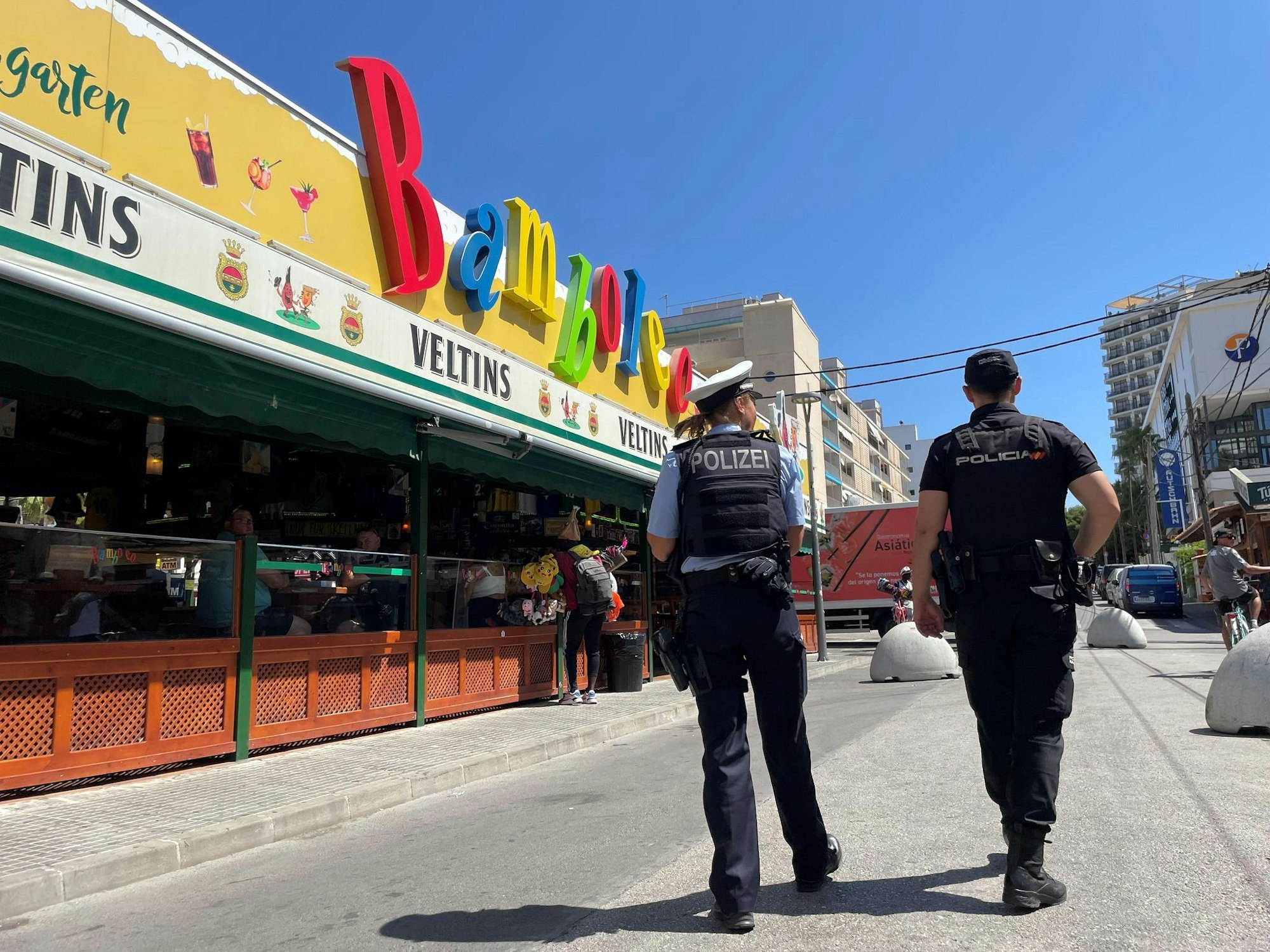 Eine deutsche Polizistin geht an der sogenannten Schinkenstraße auf Mallorca mit einem spanischen Kollegen Streife (Archivfoto)