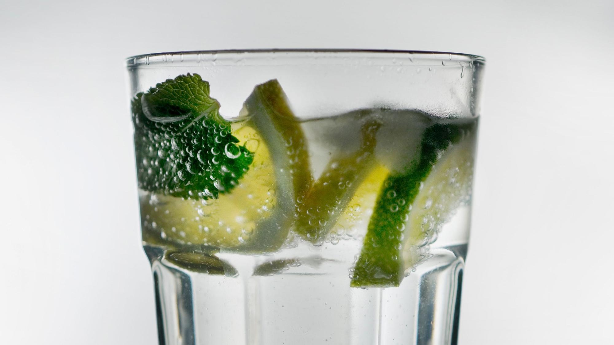 Ein Glas Wasser mit Minze und Zitronenscheiben