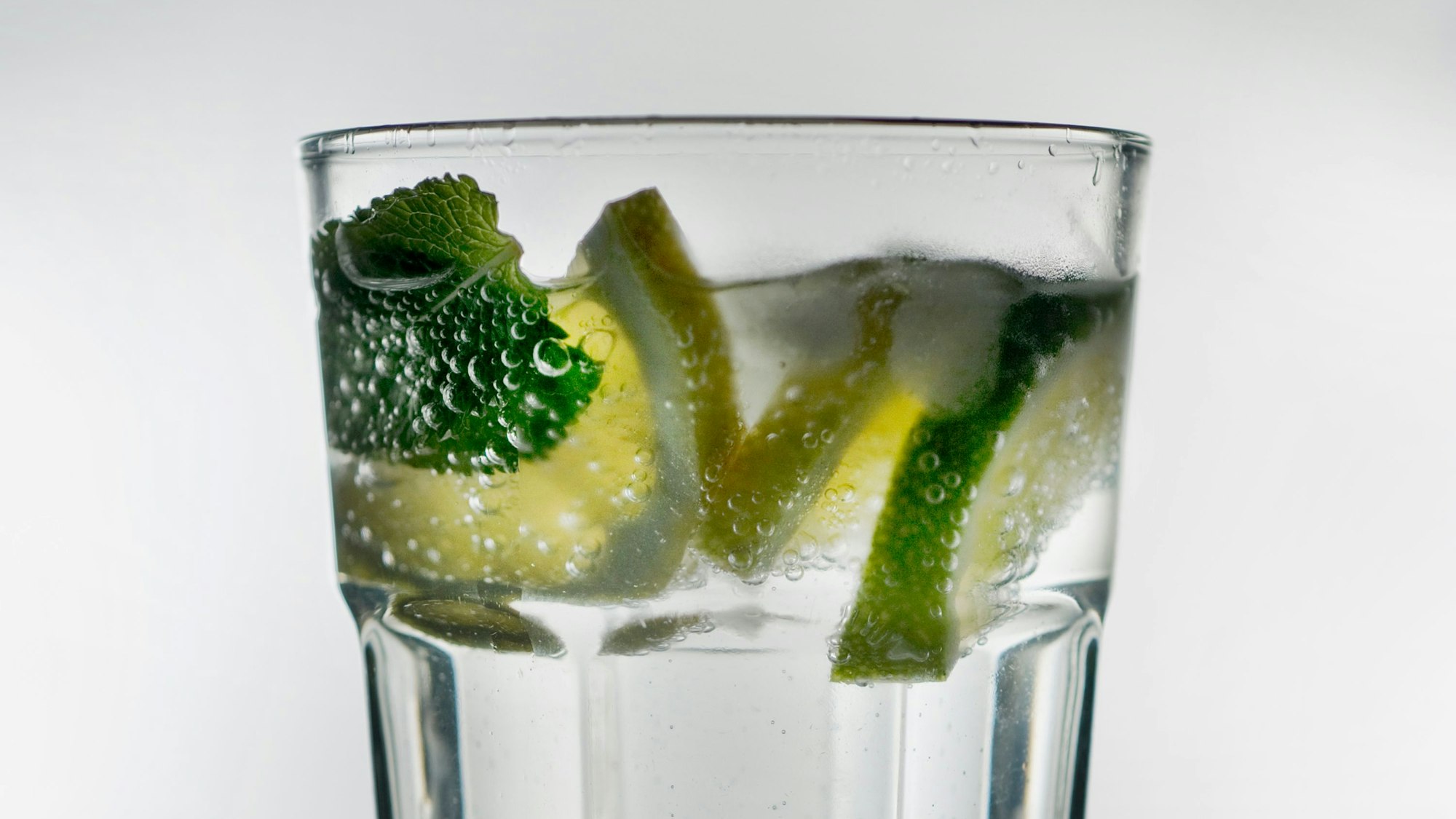 Ein Glas Wasser mit Minze und Zitronenscheiben