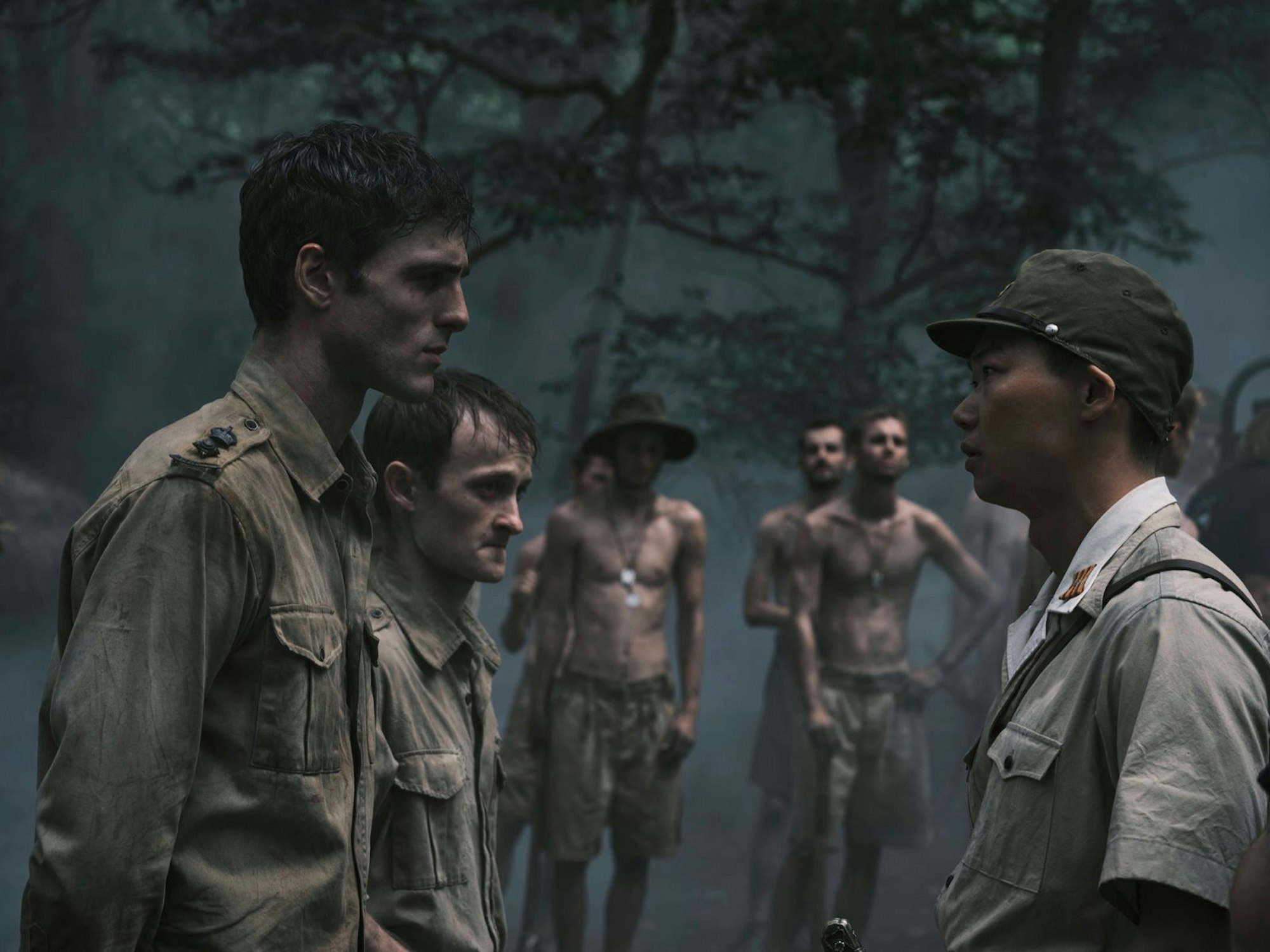 Dorrigo Evans (Jacob Elordi, links) trifft im Gefangenenlager auf den japanischen Major Nakamura (Sho Kasamatsu), der inmitten aller Unmenschlichkeit freundschaftliche Töne anschlägt. (Bild: Sky/Ingvar Kenne/Curio/Sony Pictures Television)